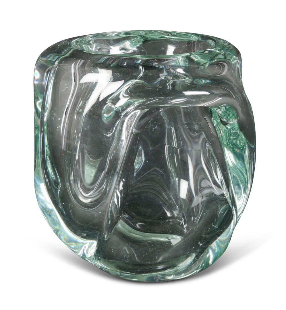 Null André THURET (1898-1965)
Vase de forme libre en verre teinté vert
Signé sou&hellip;