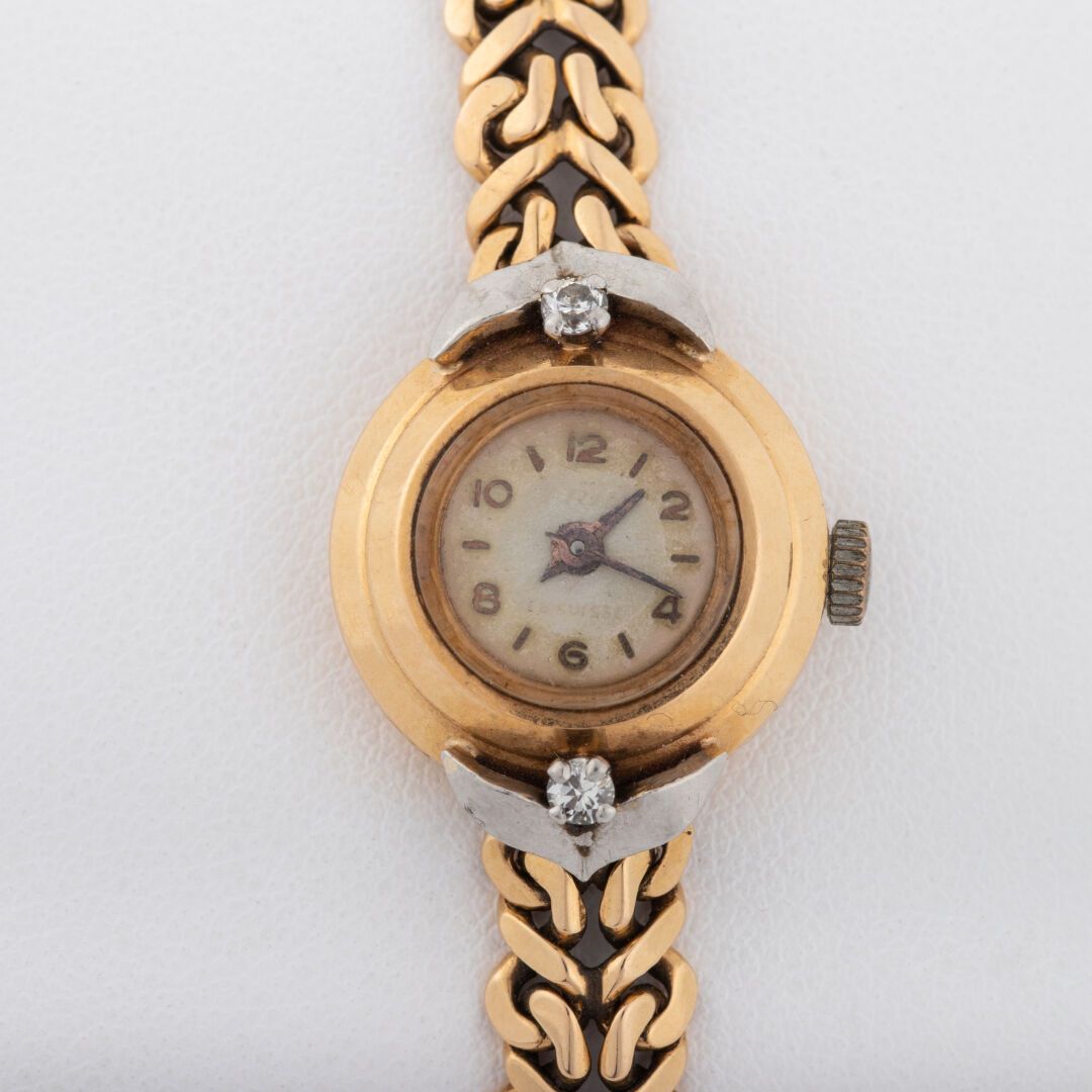 Null Damenuhr mit Goldgehäuse und -armband, mechanisches Uhrwerk. 
Um 1960 
Brut&hellip;