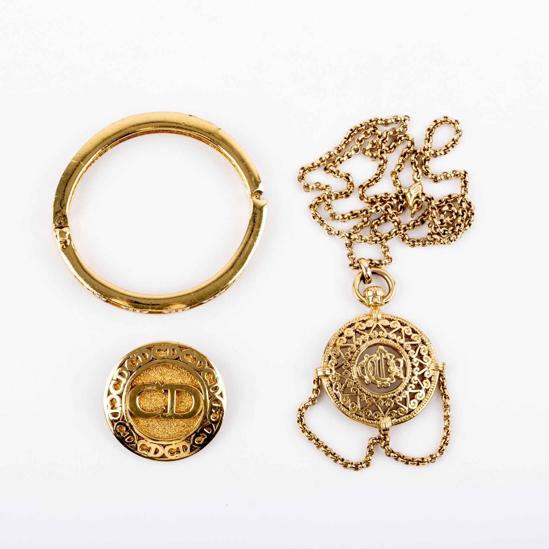 Null Christian DIOR, Paris
Lot de bijoux en métal doré : Deux pendentifs fantais&hellip;
