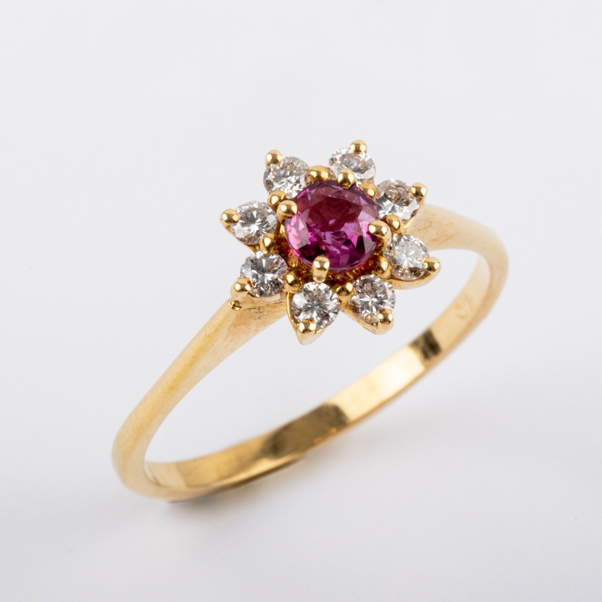 Null Bague Marguerite rubis, diamants taille brillant, monture or 18K
Poids brut&hellip;