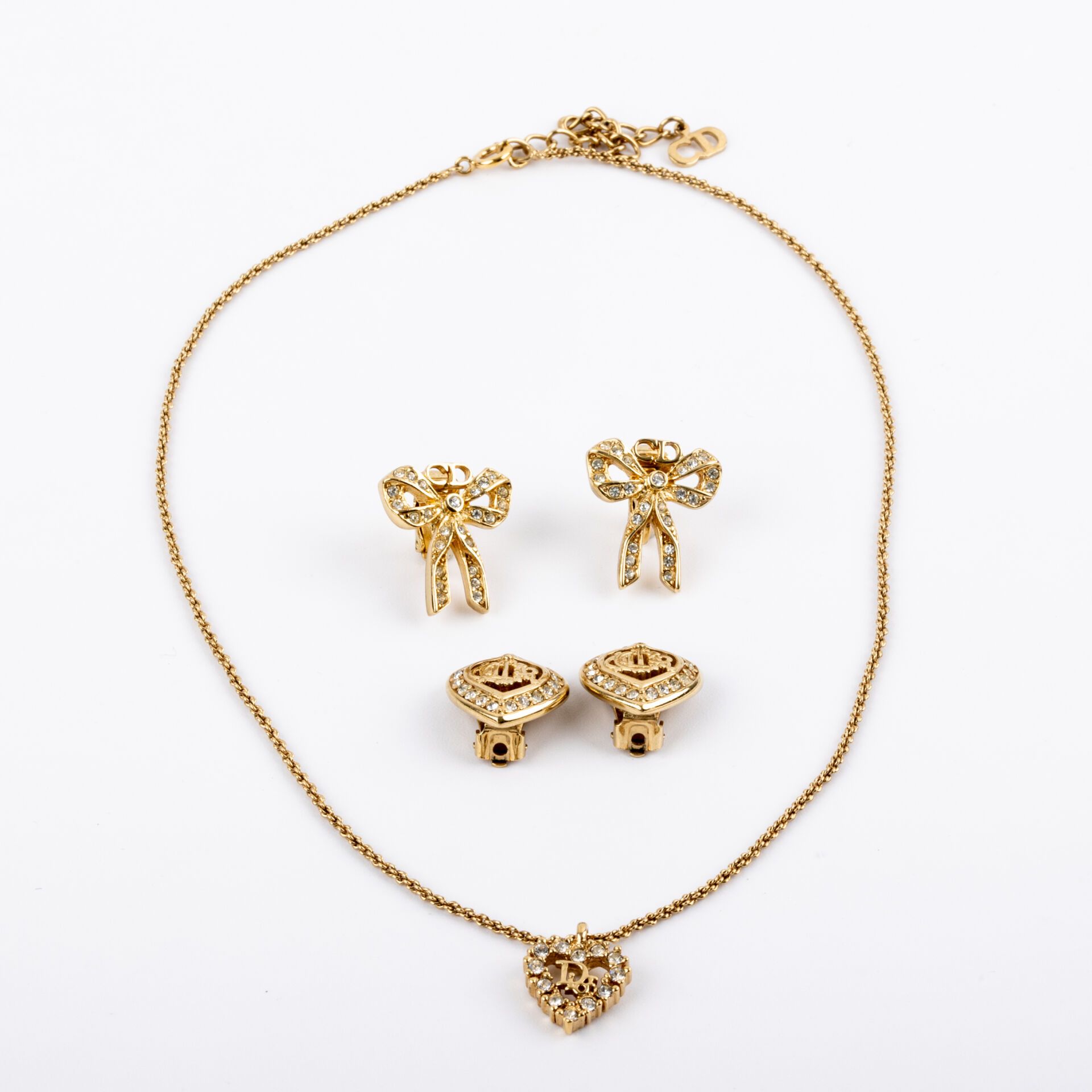 Null Christian DIOR, Paris
Lot de bijoux fantaisies en métal doré et pierres bla&hellip;