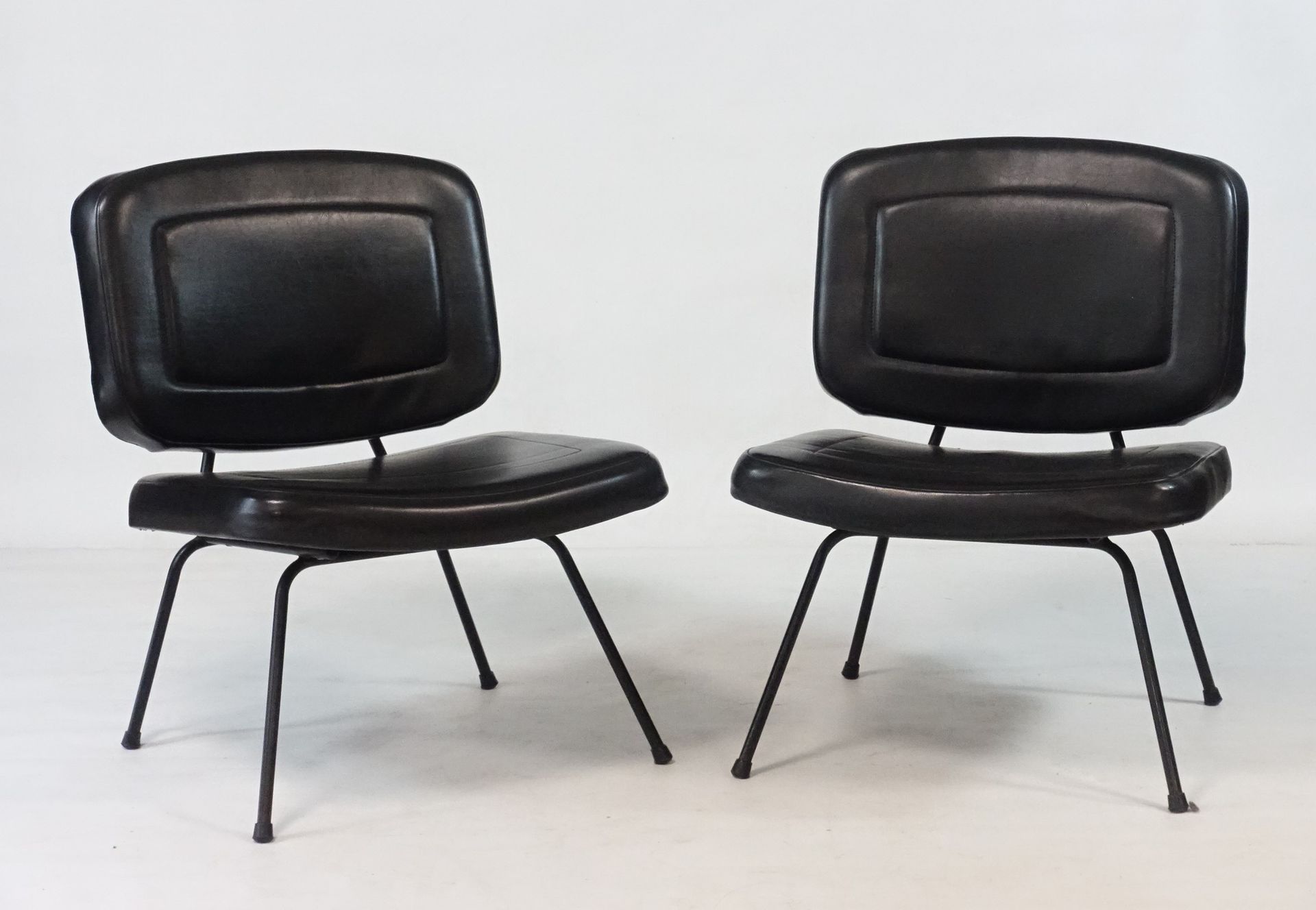 Null Pierre PAULIN (1927-2009) - 一对扶手椅，型号为CM190，原有的黑色skai座椅和靠背，放在黑色漆管状金属底座上（轻微氧化&hellip;