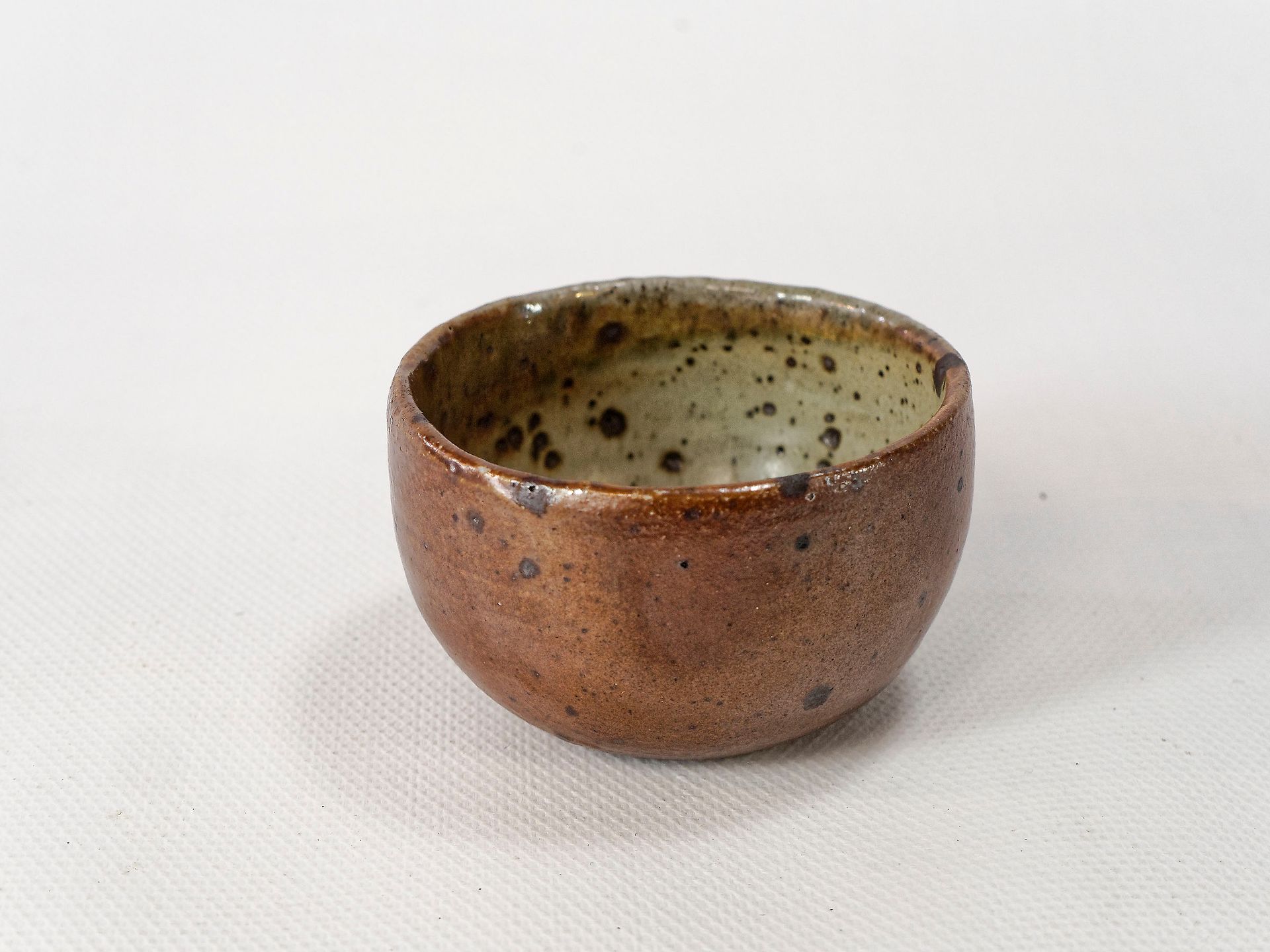 Null Elisabeth JOULIA (1925-2003) - Tea bowl in shaded stoneware. Signed under t&hellip;