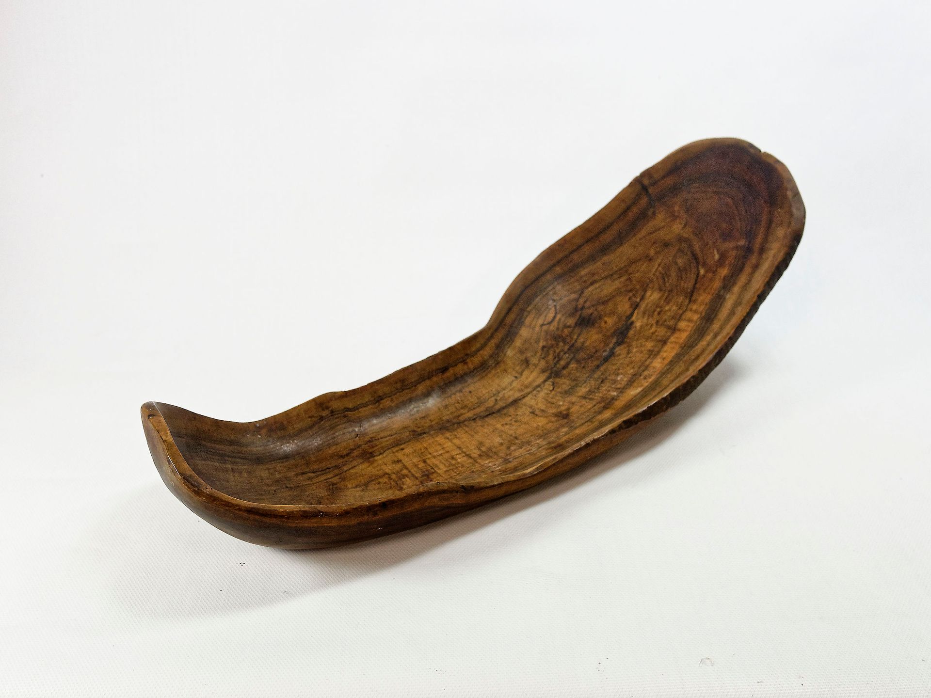 Null 由一块橄榄木雕刻而成的大型自由形态水果碗或中心装饰。20 x 62厘米。