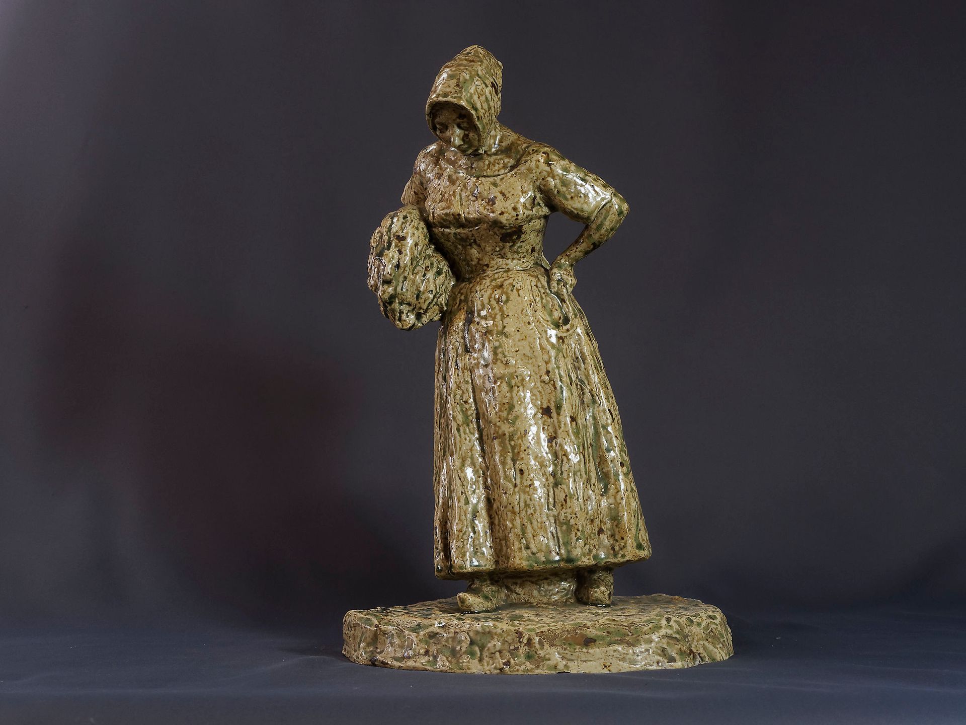 Null 阿尔弗雷德-让-哈鲁（1875-1939）--"背着包袱的农妇"。珐琅彩瓷器主题。在露台上和底座下签名。高度：40厘米。高度：40厘米。注：罗丹的学生&hellip;