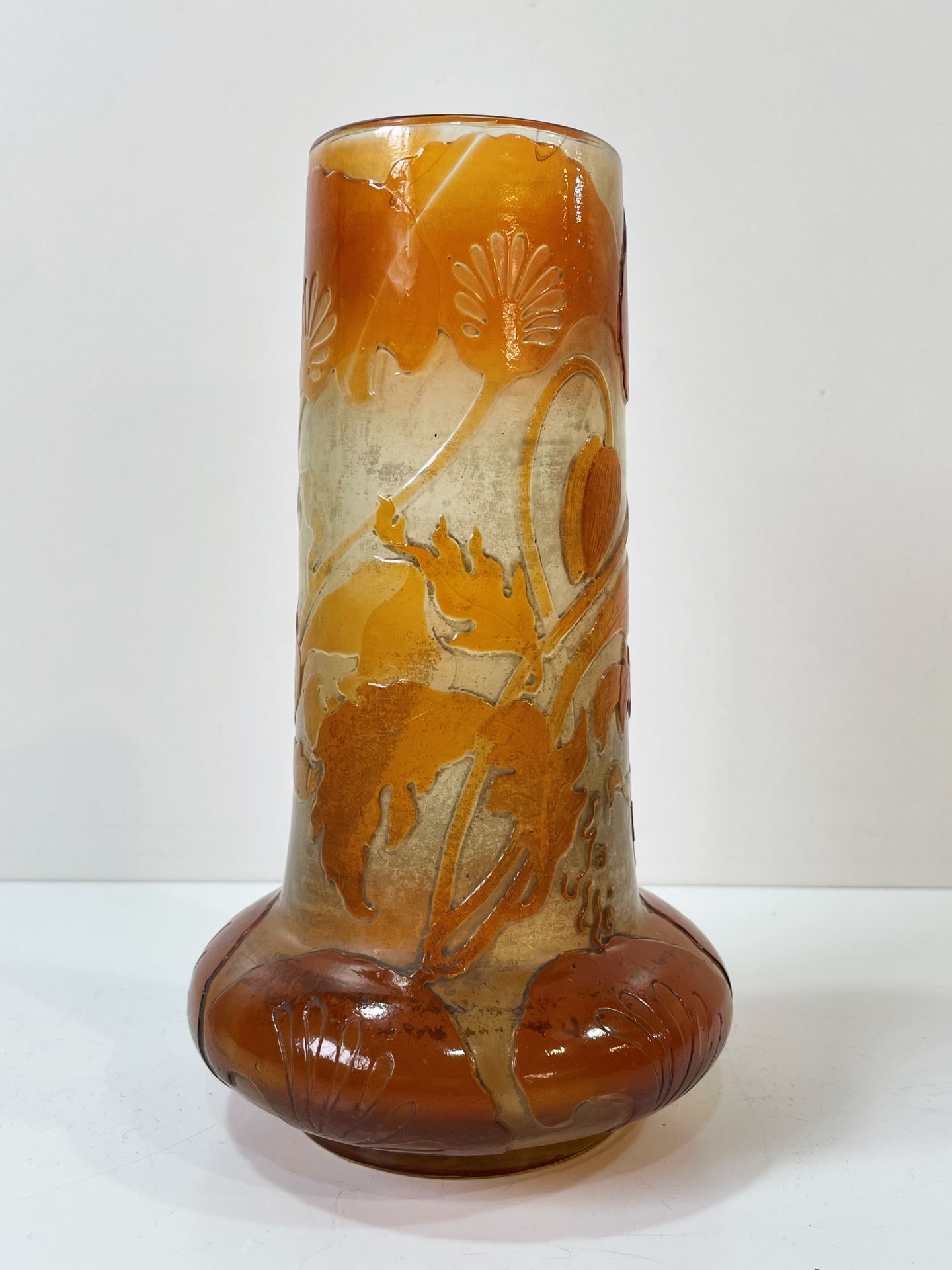 Null 
GALLÉ - Vase à long col et panse renflée en verre à décor gravé à l’acide &hellip;