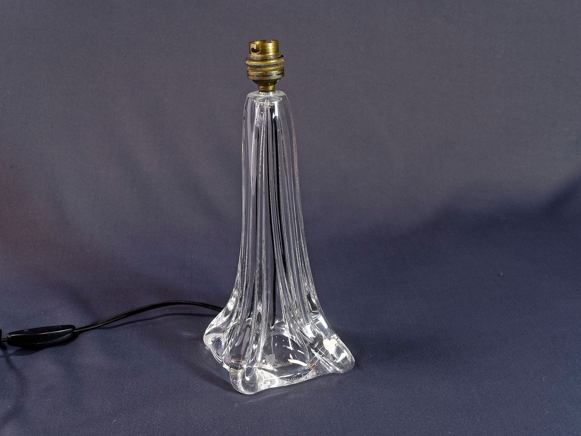 Null DAUM France - Pied de lampe en cristal moulé torsadé. Marqué. Haut. : 28 cm&hellip;