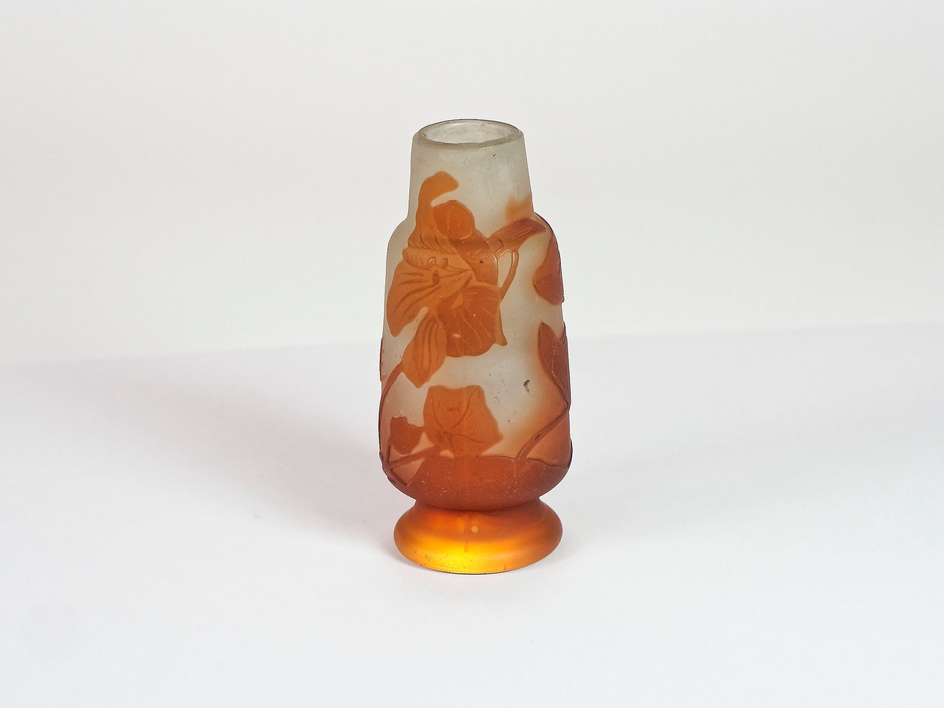Null 位于南锡的GALLÉ机构（1904-1936）--多层玻璃小花瓶，上面刻有浮雕的金莲花装饰。标记的。高度：9.8厘米。高度：9.8厘米。