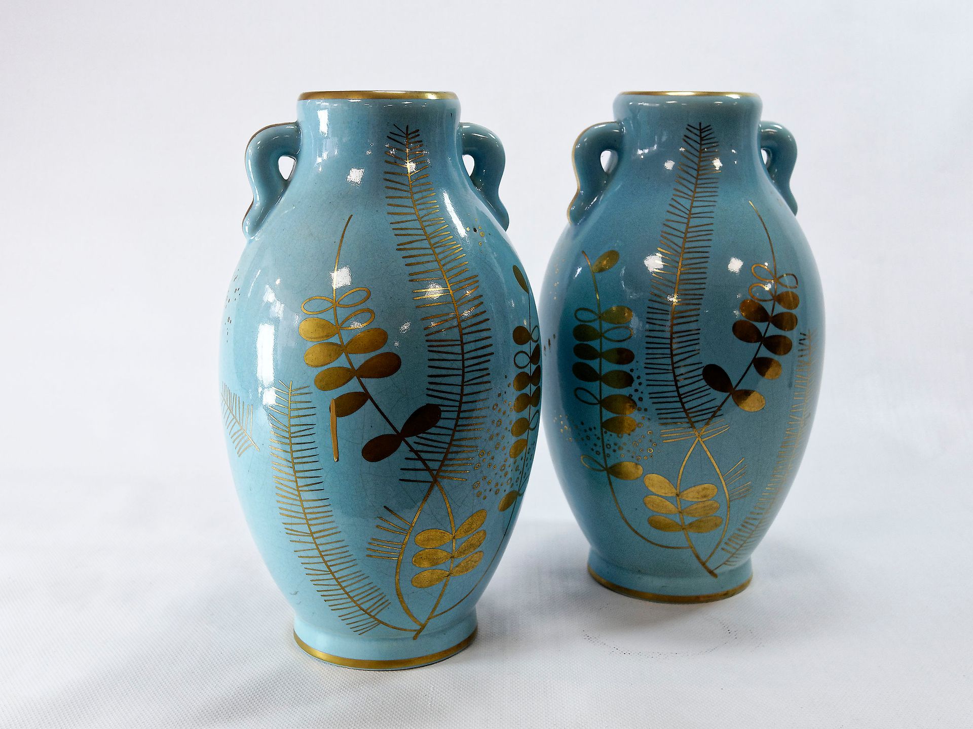 Null Ein Paar Vasen aus Steingut mit türkisblauem Überzug und Golddekor mit Blät&hellip;