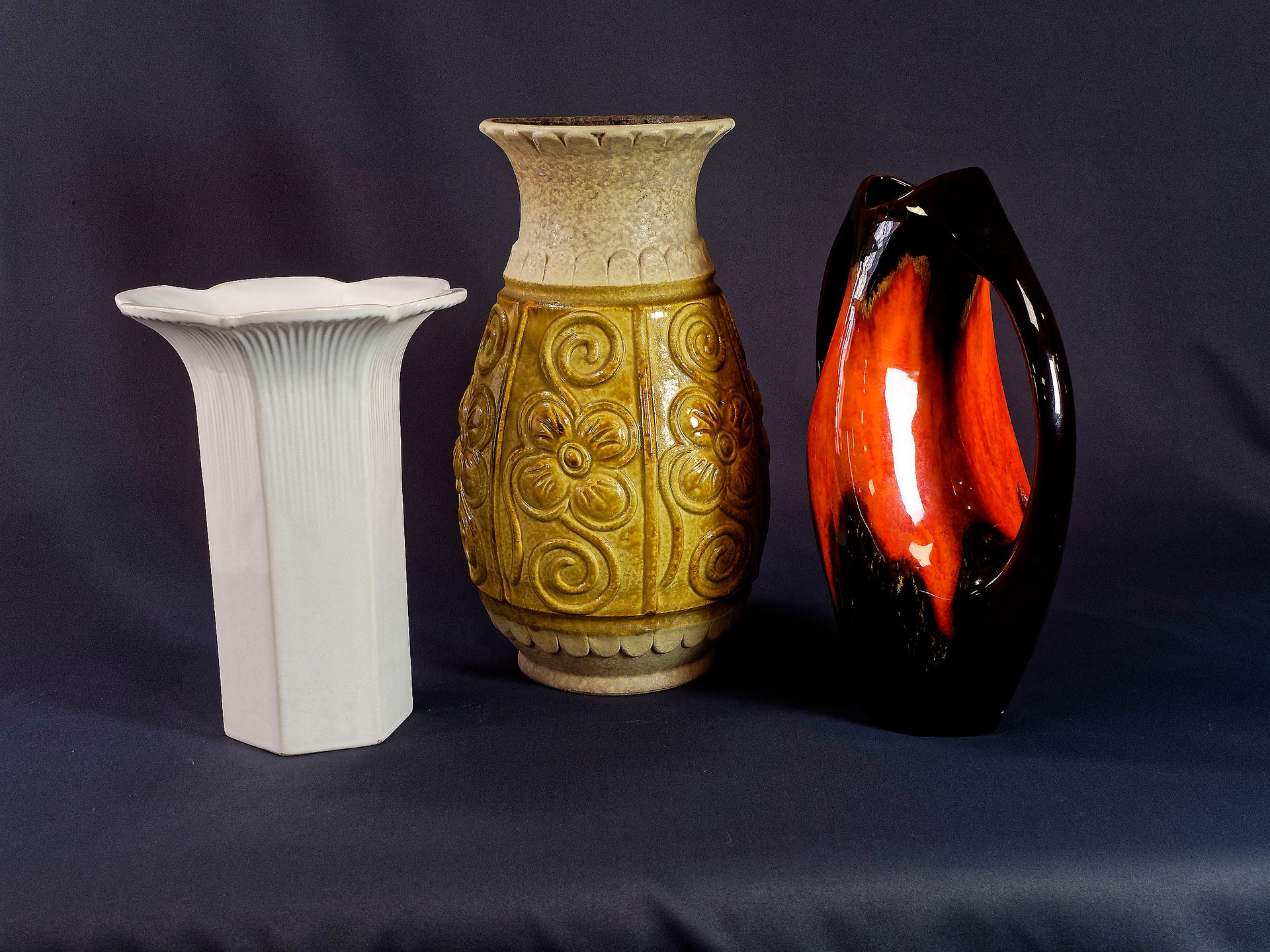 Null Lot comprenant 3 vases en céramique dont WEST GERMANY, et deux vases non ma&hellip;