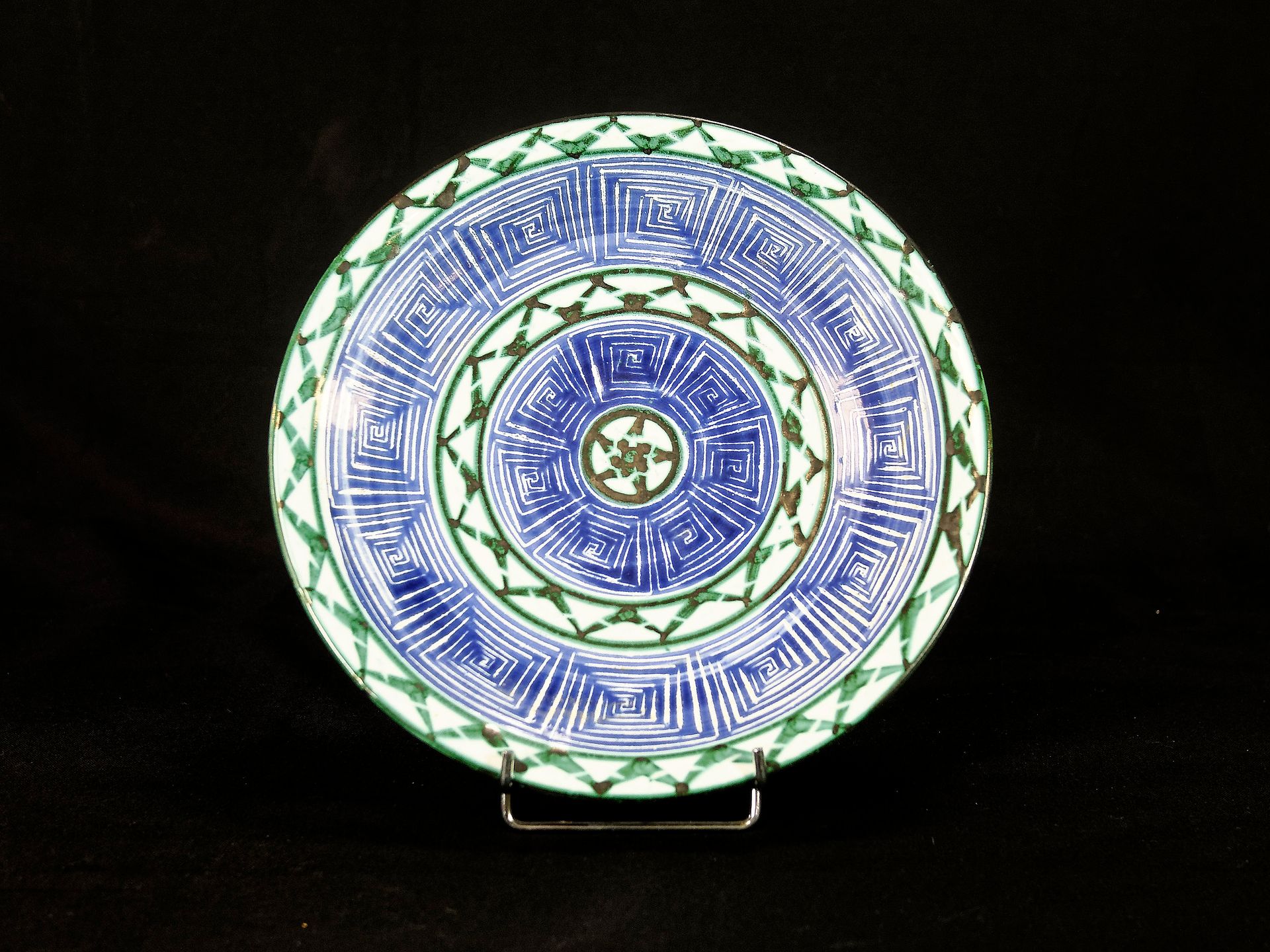 Null 罗伯特-皮科特（1919-2000）--陶盘，有绿色和蓝色色调的几何装饰。标记的。直径24厘米。