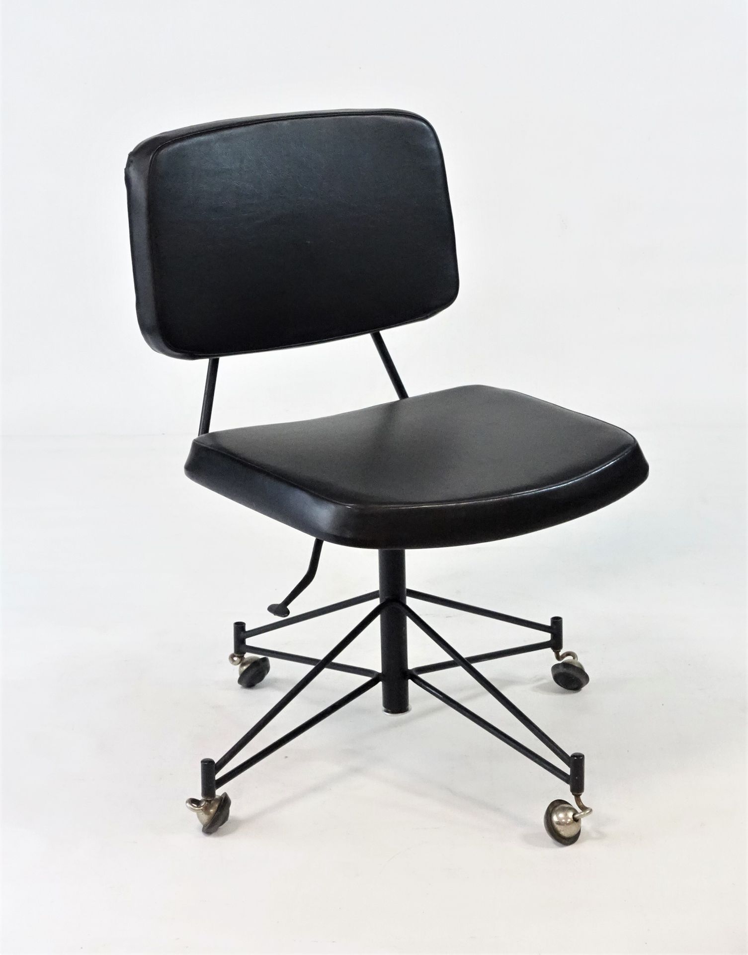 Null Pierre PAULIN (1927-2009) diseñador y editor de THONET -Modelo CM197, el mo&hellip;