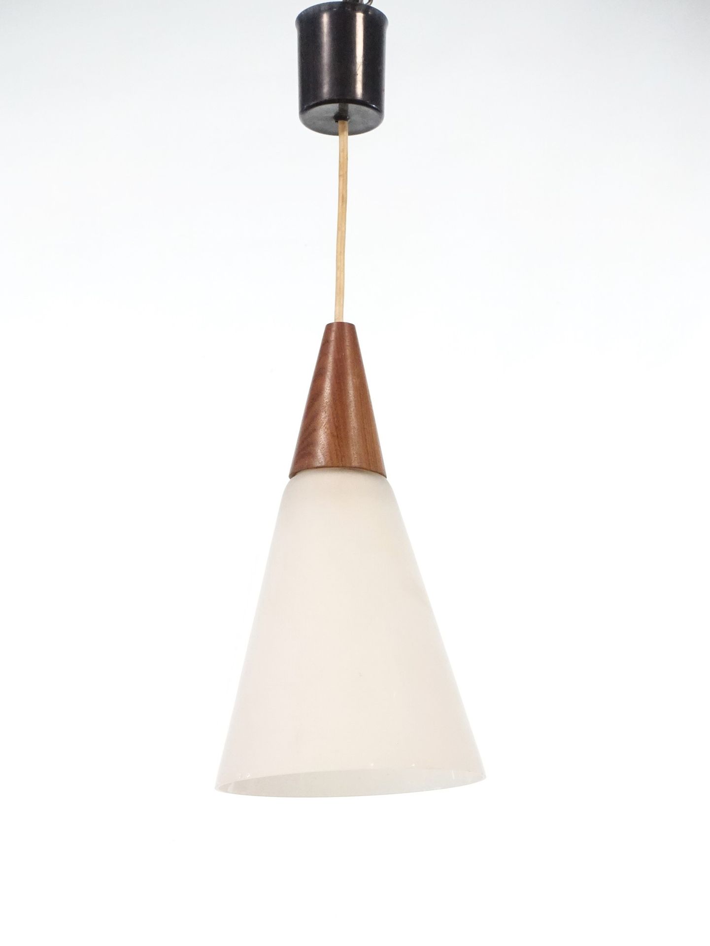 Null Louis KALFF (1897 - 1976) - 柚木锥体支撑的圆锥形白色乳白色悬浮物。高度：30厘米。高度：30厘米。直径：16厘米。