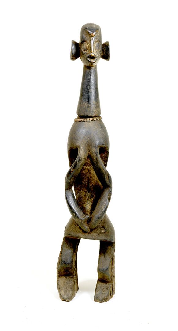 Null 大型 "IAGALAGANA "AUTEL雕像，由硬木制成，有厚厚的暗色铜锈（腐蚀）。尼日利亚，穆穆耶。20世纪中期。高度：91厘米。