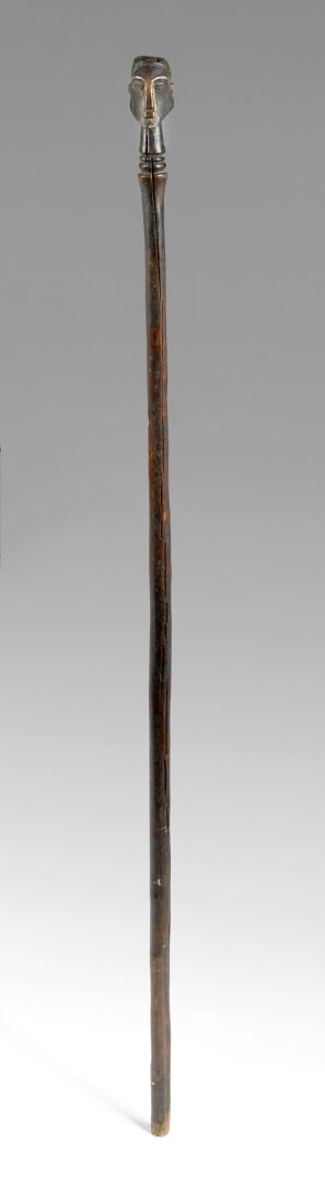 Null 带有长柄和人头、经过处理的硬木权威手杖。刚果民主共和国，松耶。20世纪上半叶。高度为90厘米。