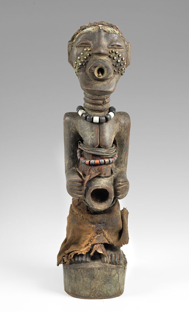 Null NKISI" FETICHE STATUE，用木头制成，由皮肤、纺织品、珠子、祭祀凝结物和金属组成。松耶，刚果民主共和国，20世纪中期。高度：60厘米&hellip;