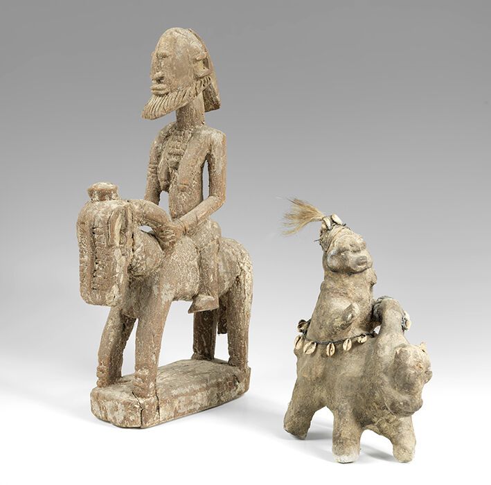 Null 拍品包括一个木雕骑士，DOGON，马里；和一个陶制雕像，坦桑尼亚。尺寸：61 x 28和37 x 25厘米。