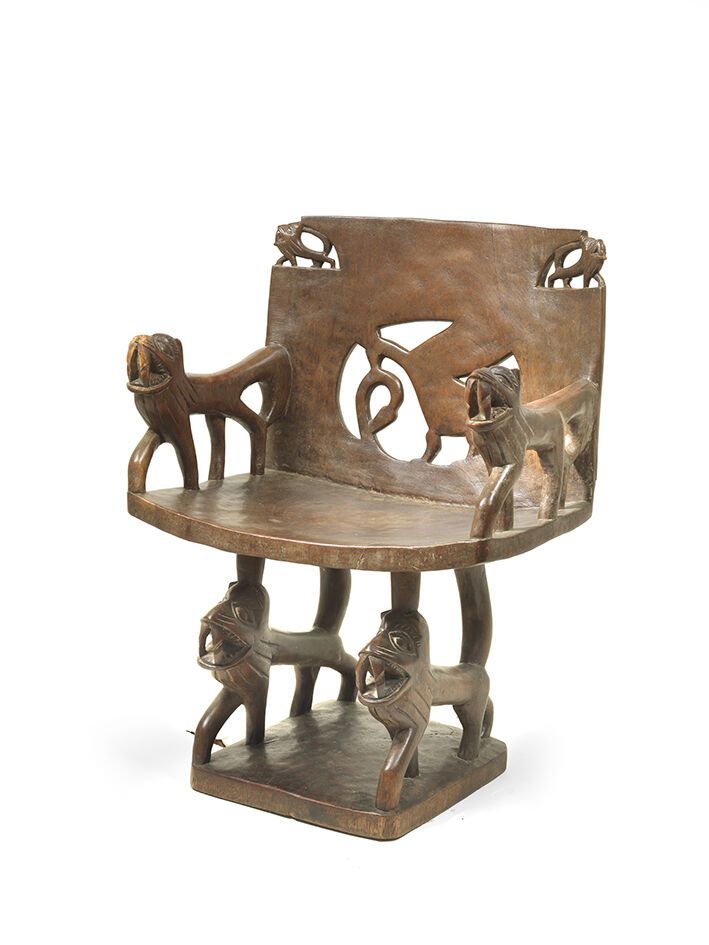 Null 硬木尊严椅，棕色光泽，扶手和底座为狮子形状。FON，贝宁，约1930年。尺寸：82 x 57 x 42厘米。