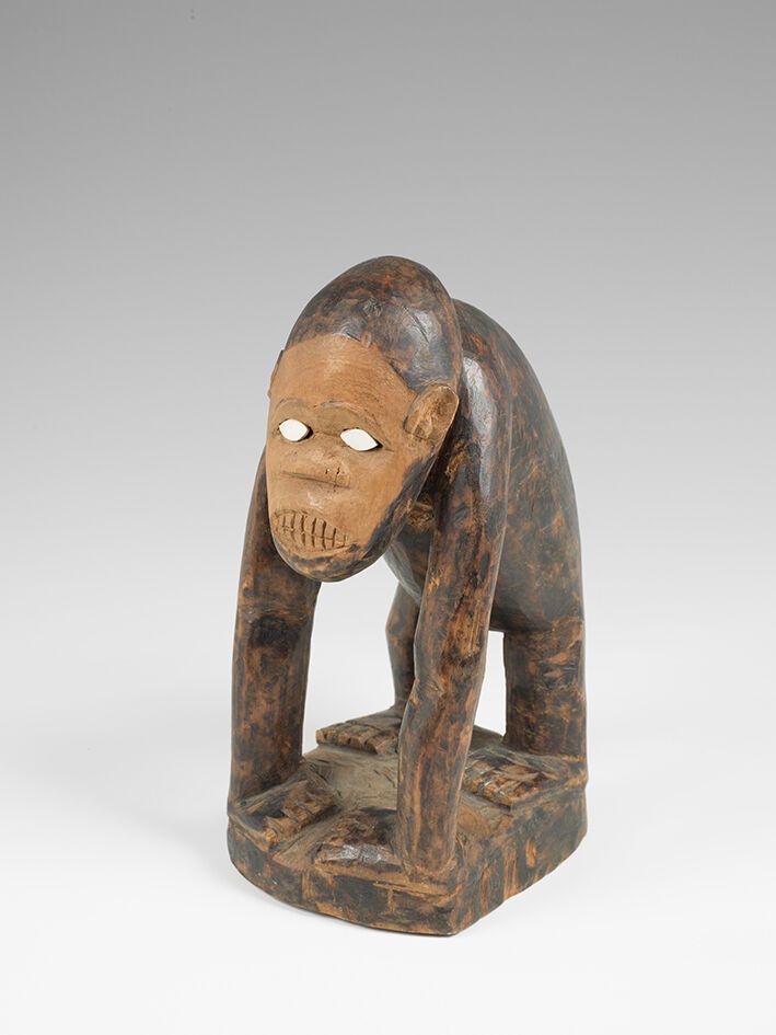 Null 表现猴子的惊人的ZOOMORPHE雕塑，眼睛里镶嵌着陶器碎片（裂缝）。木头，棕色铜锈。刚果民主共和国，BEMBE。高度：30厘米。
