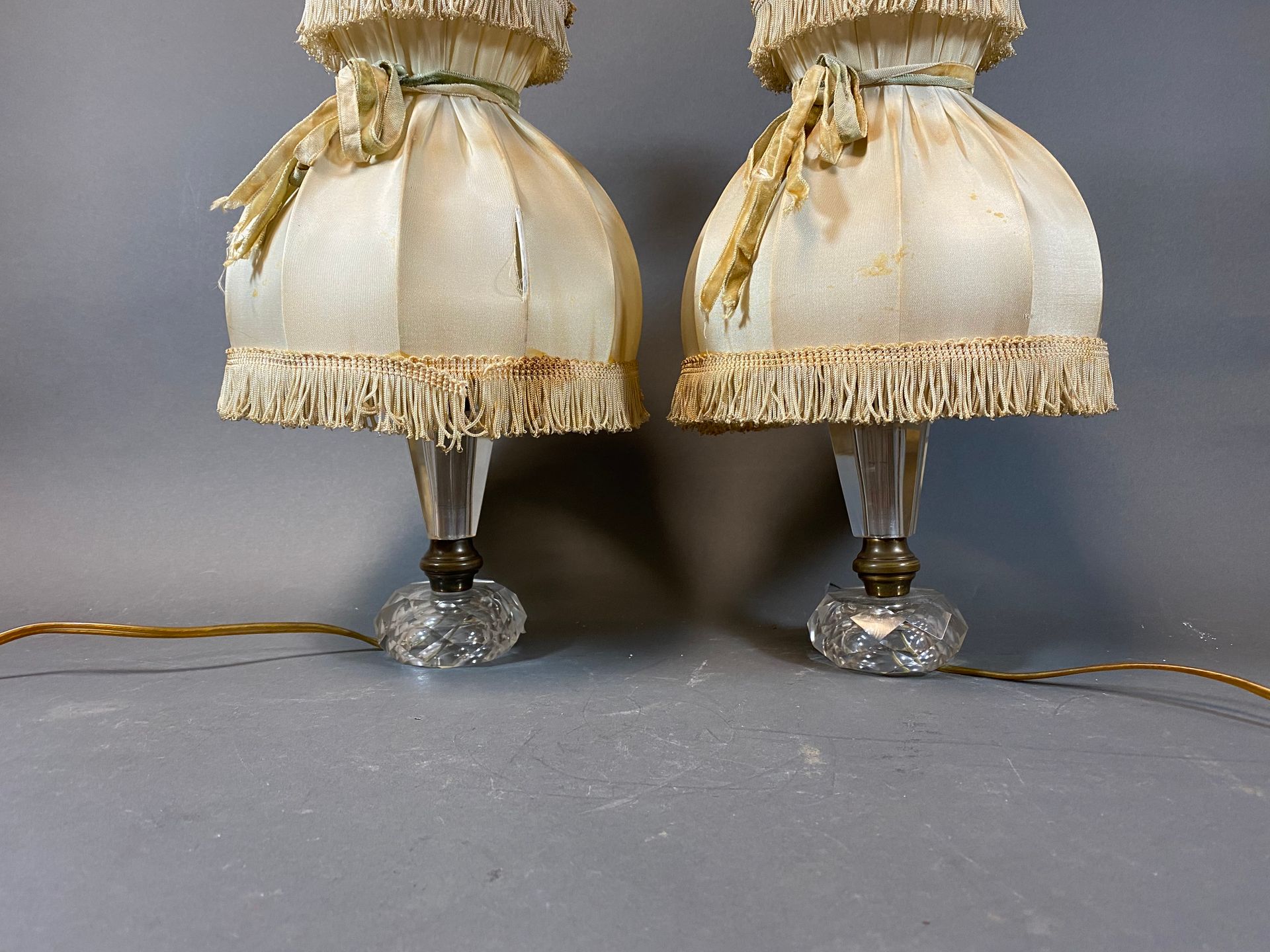 Null Paar Nachttischlampen, Schaft aus gepresstem Pressglas mit Facettenschliff,&hellip;