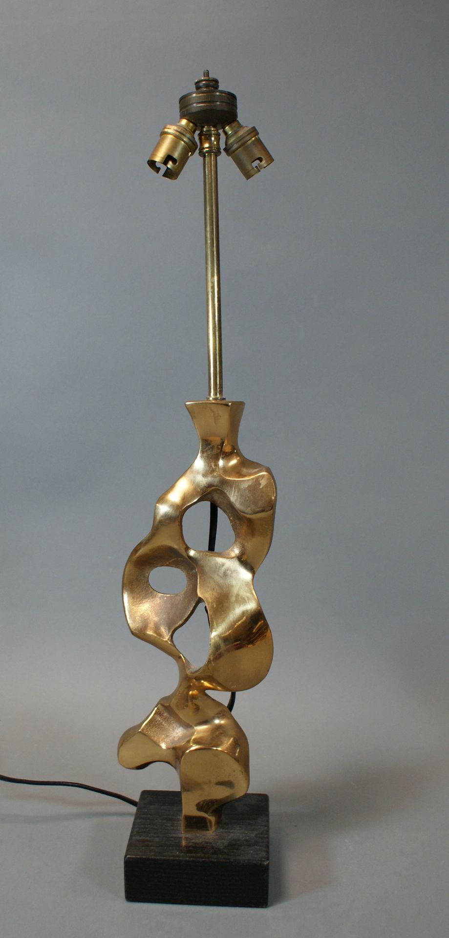 Null Michel JAUBERT (1946), 镀金的青铜灯架，置于方形发黑的木头底座上，高：57厘米，底座上签名