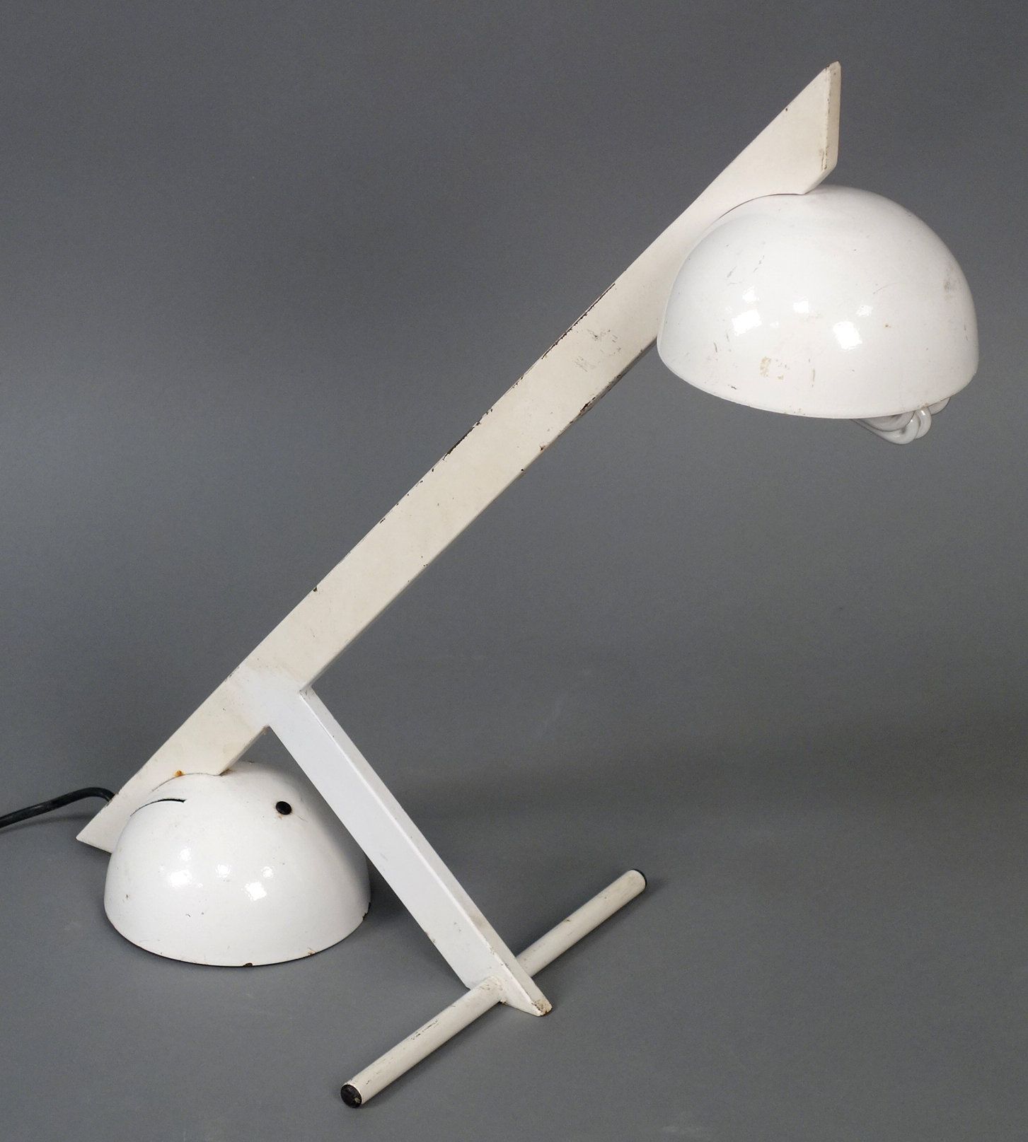 Null Lámpara de escritorio modernista, metal lacado en blanco, H: 50 cm
