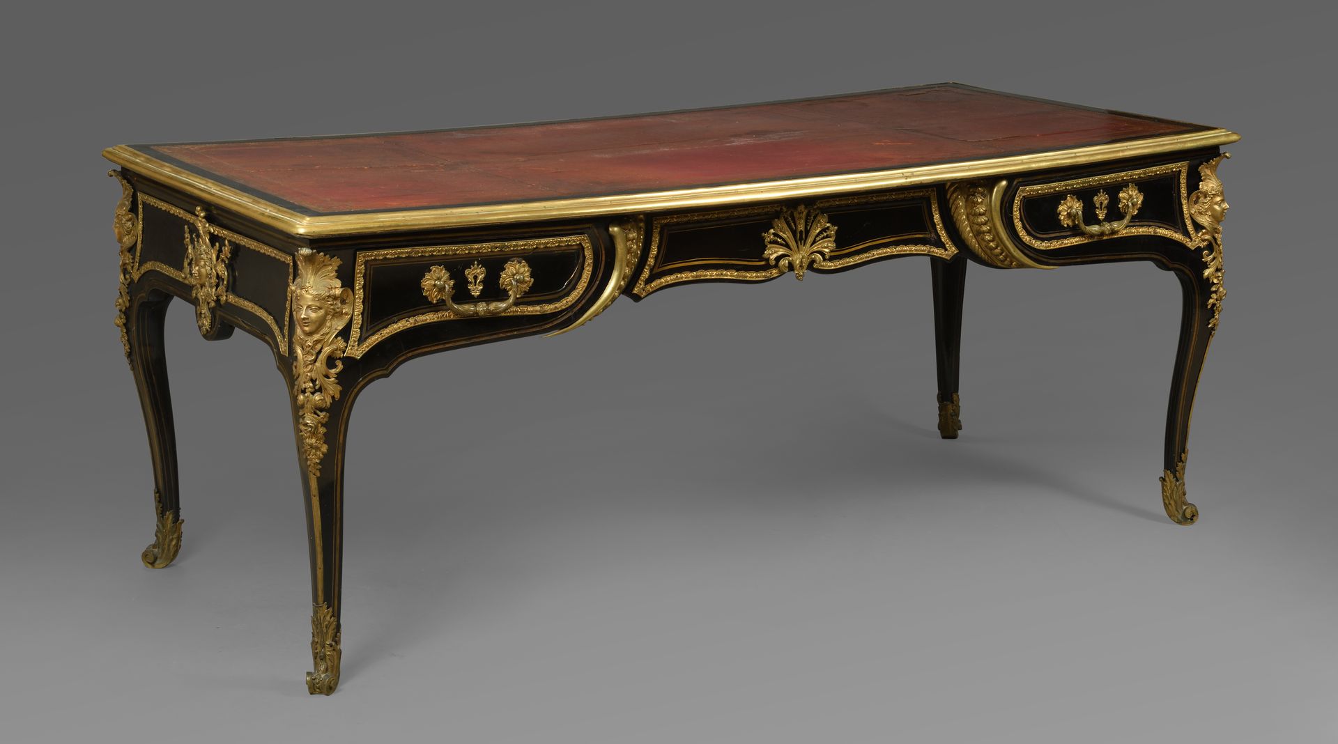 非凡的黑檀木、黑檀木饰面、染色木和青铜材质的大型平面办公桌，归属François LIEUTAUD。它的顶部是用仿古华夫饼皮革装饰的，周围有一个corbin b&hellip;