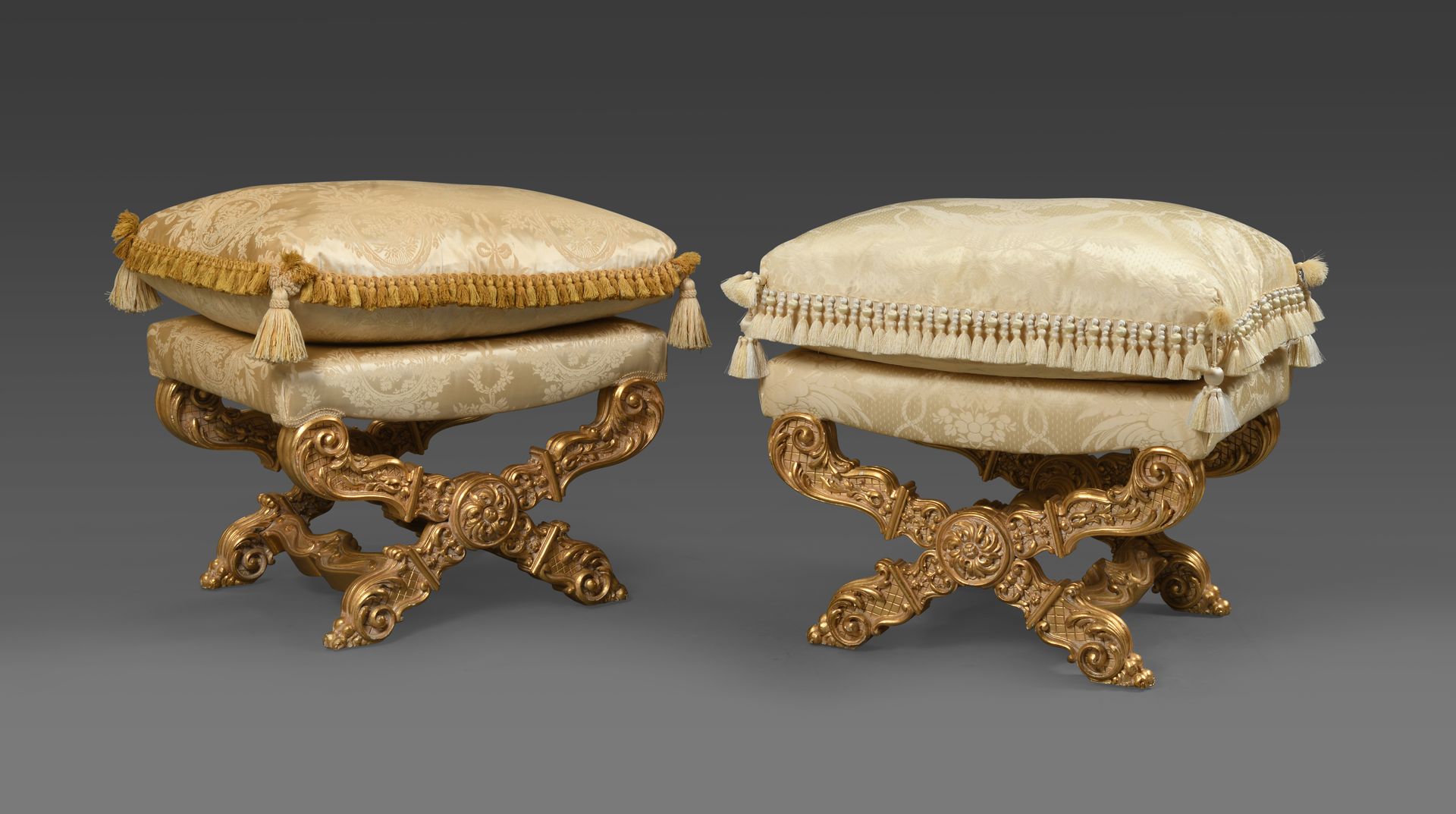 Null Pair of stools with X-shaped legs, in carved and gilded wood with Regency s&hellip;