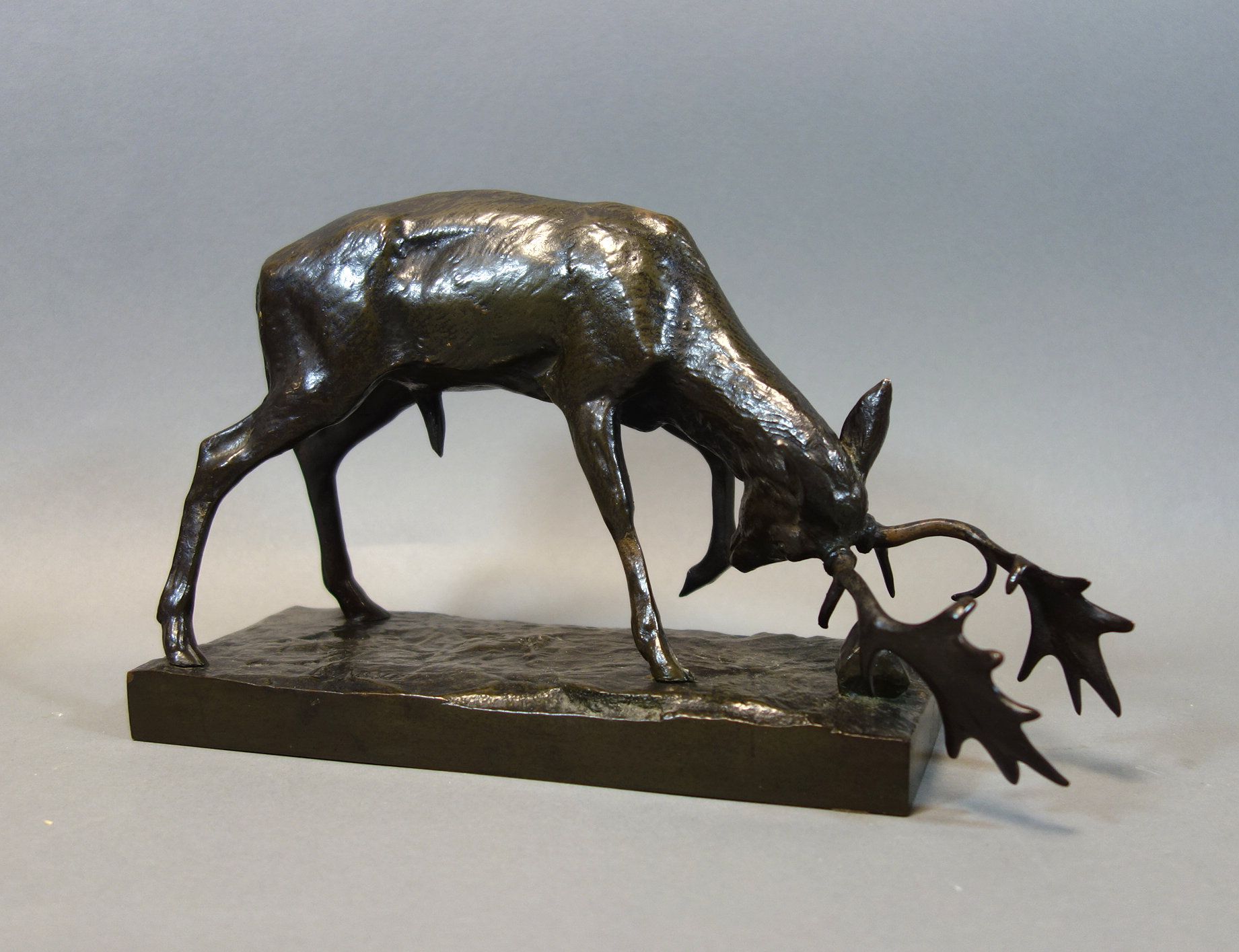 Null Antoine Louis BARYE (1796-1875), "Cerf roulant une pierre"n bronze à patine&hellip;