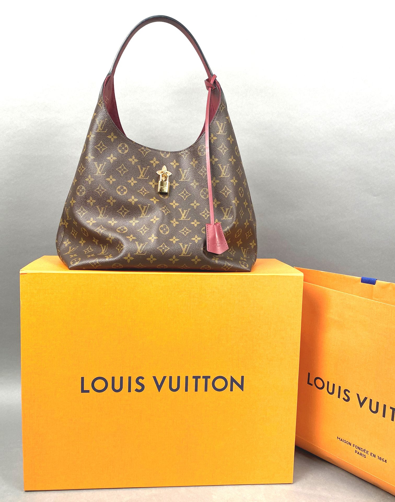 Null 路易-威登（Louis VUITTON），巴黎，手袋 "Flower Hobo" Monogrammed Bordeaux，带原包装盒和2019年购买&hellip;