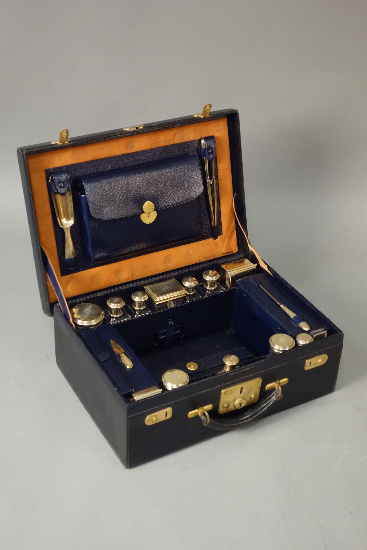 Null 古斯塔夫-凯勒（Gustave KELLER），巴黎，漂亮的旅行箱，里面装着盥洗、通信和调情的工具，用午夜的蓝色皮革做护套。带有水晶体的瓶子和盒子，都&hellip;