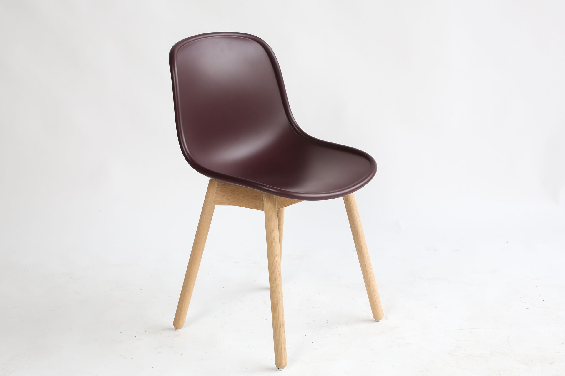 Null HAY EDITEUR, Chair Neu 13 

Molded plastic shell

4 legs in oak 

H: 82 cm &hellip;