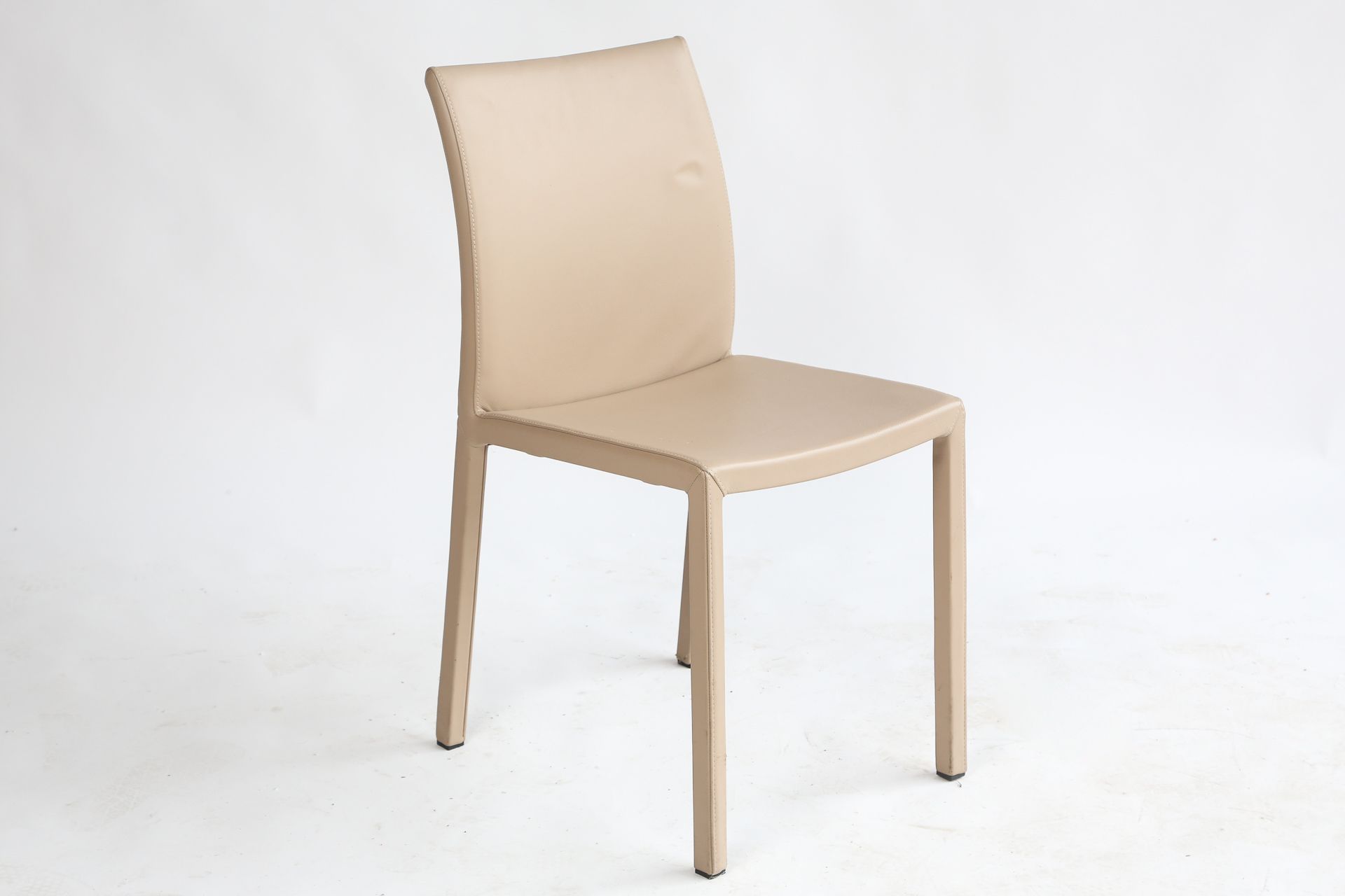 Null BONALDO, Mirta chair

椅子采用高强度、不变形的泡沫软垫

完全采用米色高级皮革装饰，没有可拆卸的盖子

高：83厘米，宽：43厘&hellip;