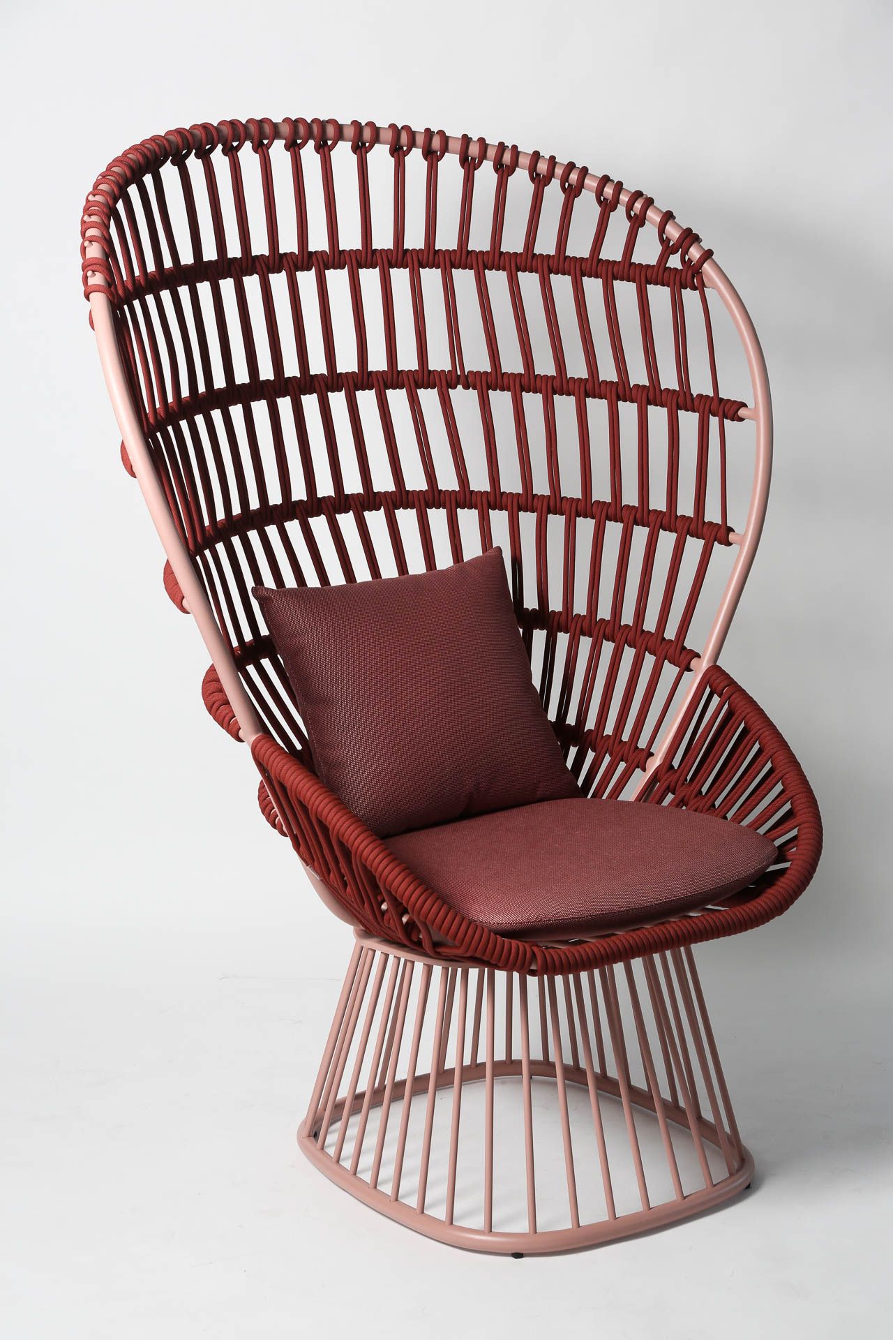Null KETTAL, DOSHI LEVIEN, Cala Club扶手椅, 铝制底座和框架

绳索、红色座垫

高：152.3厘米（座椅：39.3厘米），&hellip;
