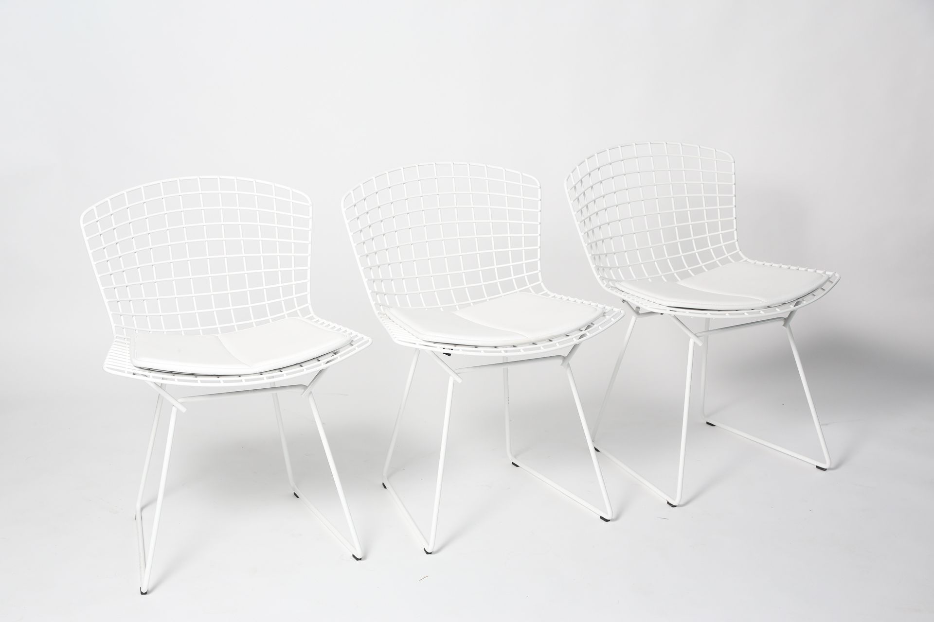 Null KNOLL, HARRY BERTOIA, 1952, suite of three Bertoia chairs with white vinyl &hellip;