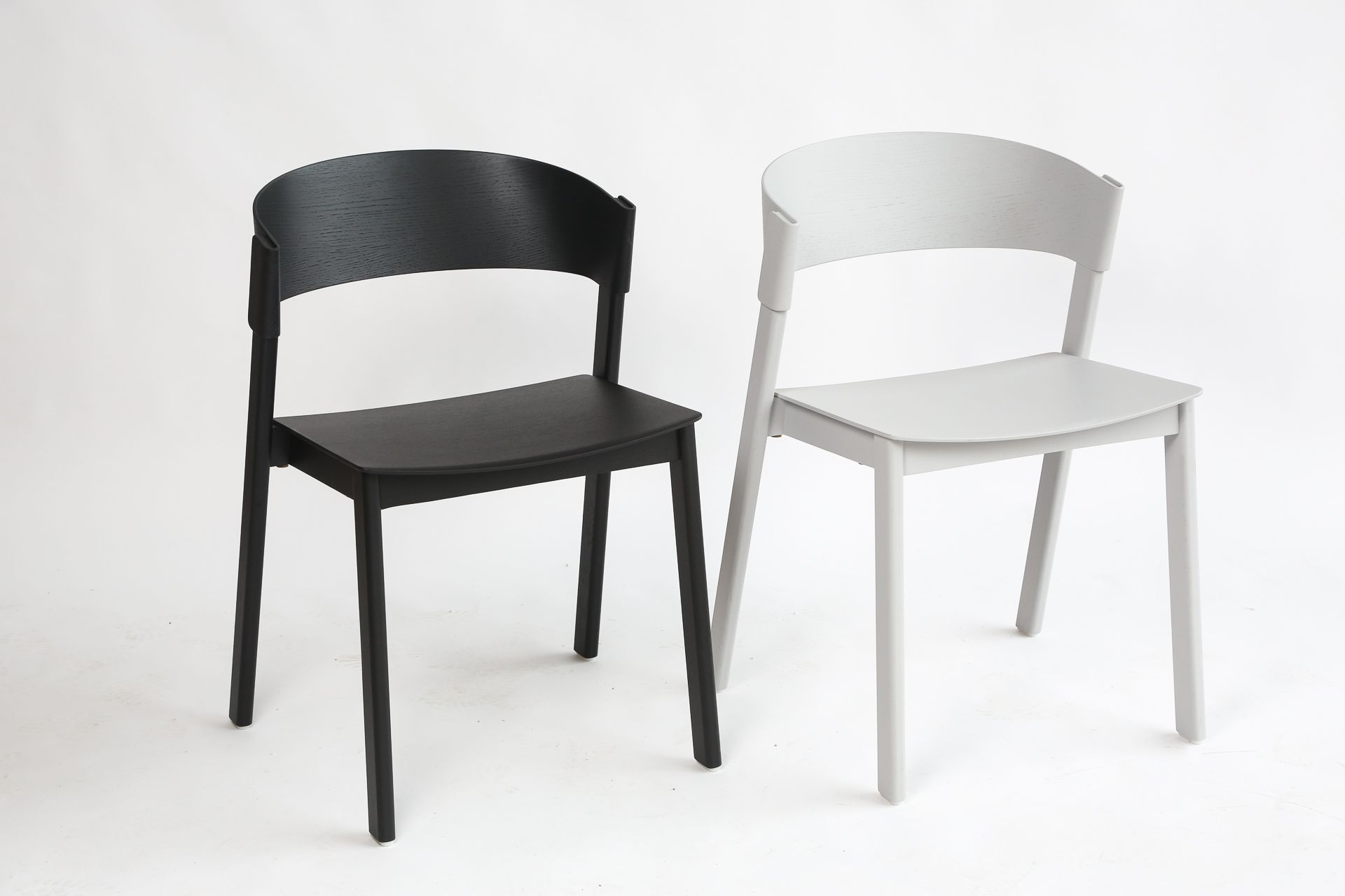 Null MUUTO, THOMAS BENTZEN, zwei Cover Side Chair aus lackiertem Holz (auf Wasse&hellip;