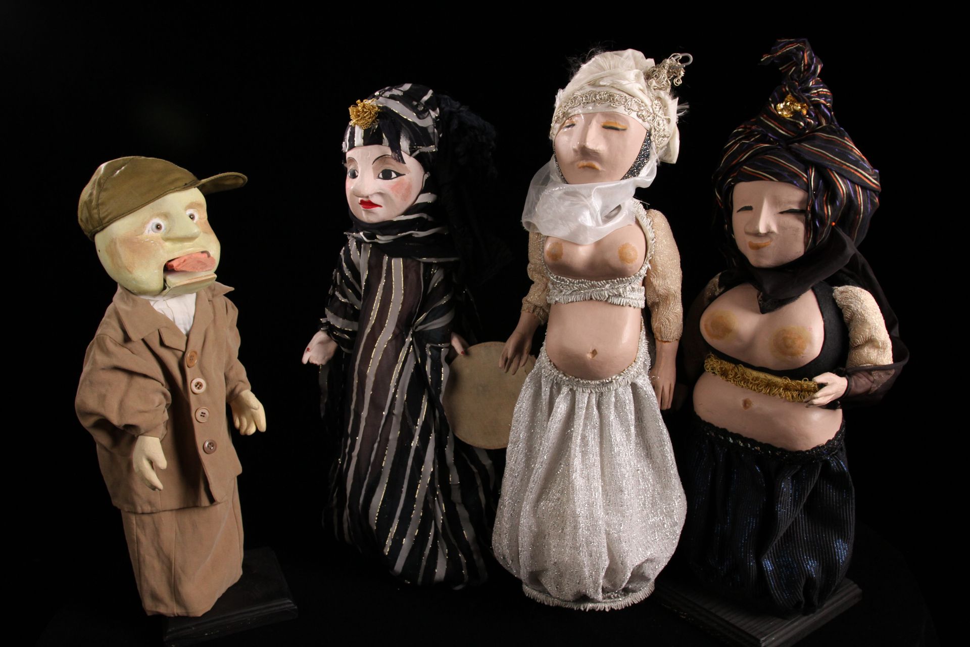 Null Nasreddine和三位来自想象中的阿拉伯国家的妇女
Nasreddine，手套木偶（拉舌头的装置）。三个女人 高：60厘米
Les Castele&hellip;