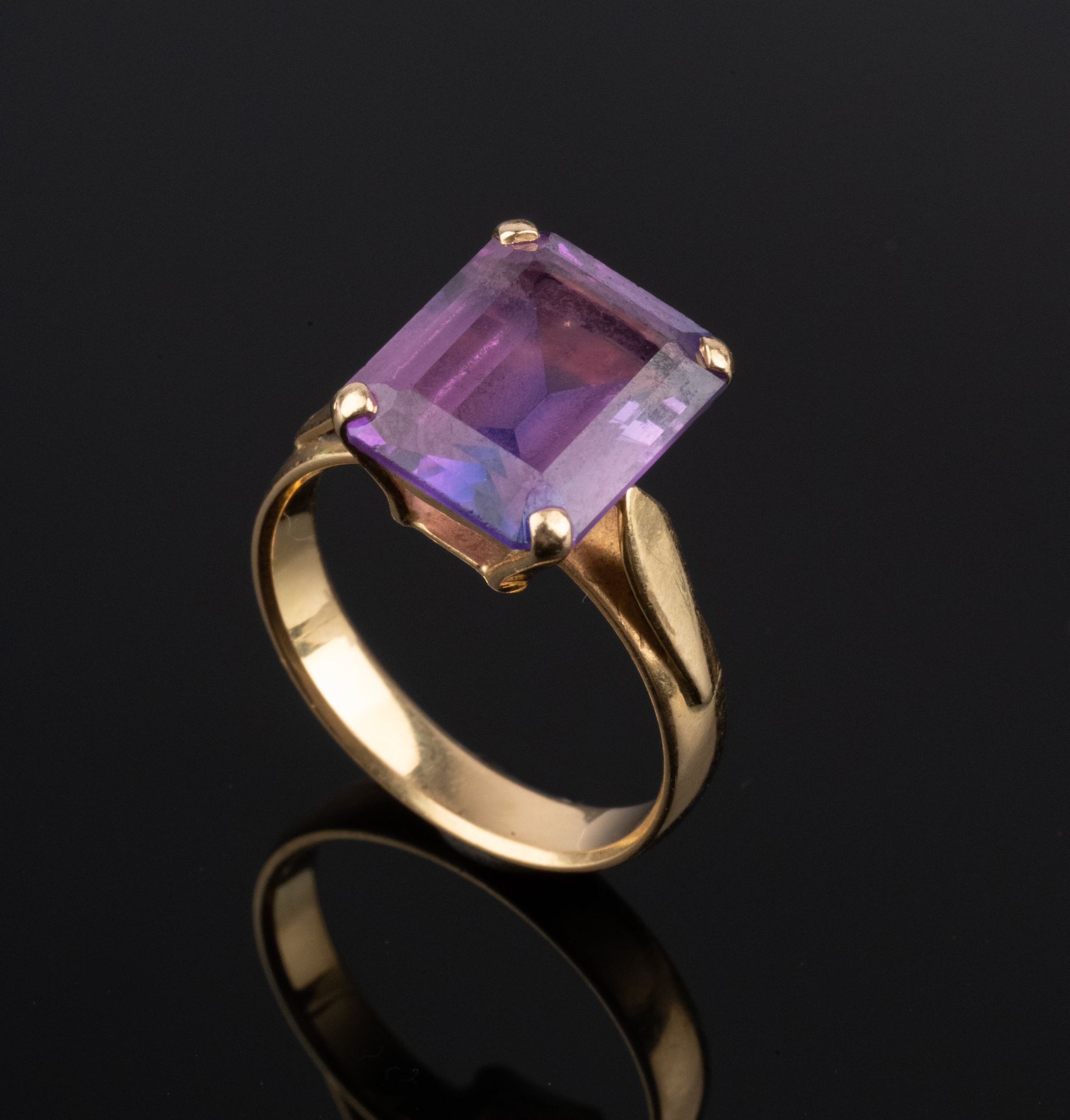 Null Bague en or jaune 18 carats (soit 750/1000e) ornée d'une améthyste rectangu&hellip;