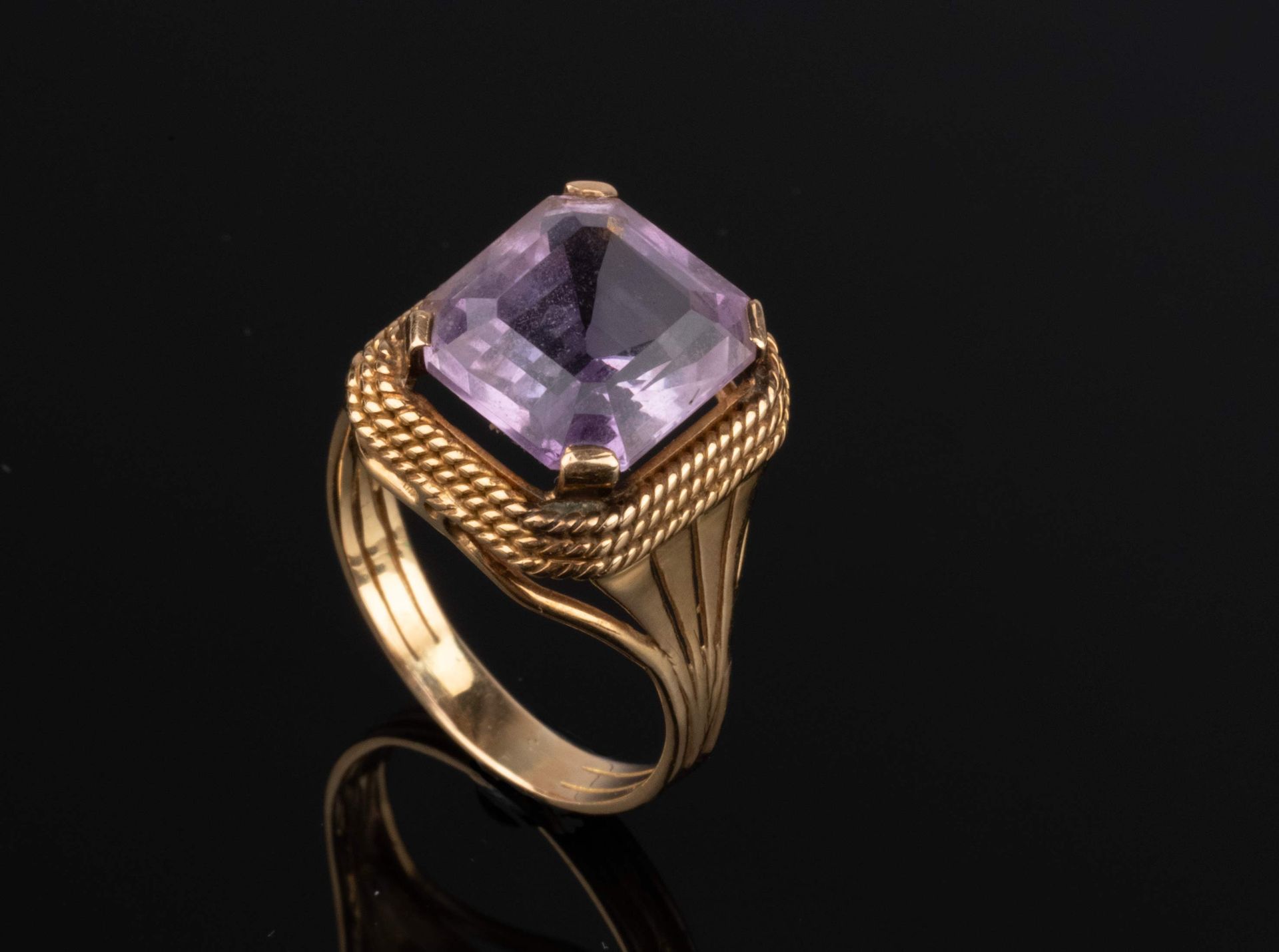 Null Ring in 18K yellow gold (750/1000th) with an amethyst, gross weight: 5.6 g.&hellip;