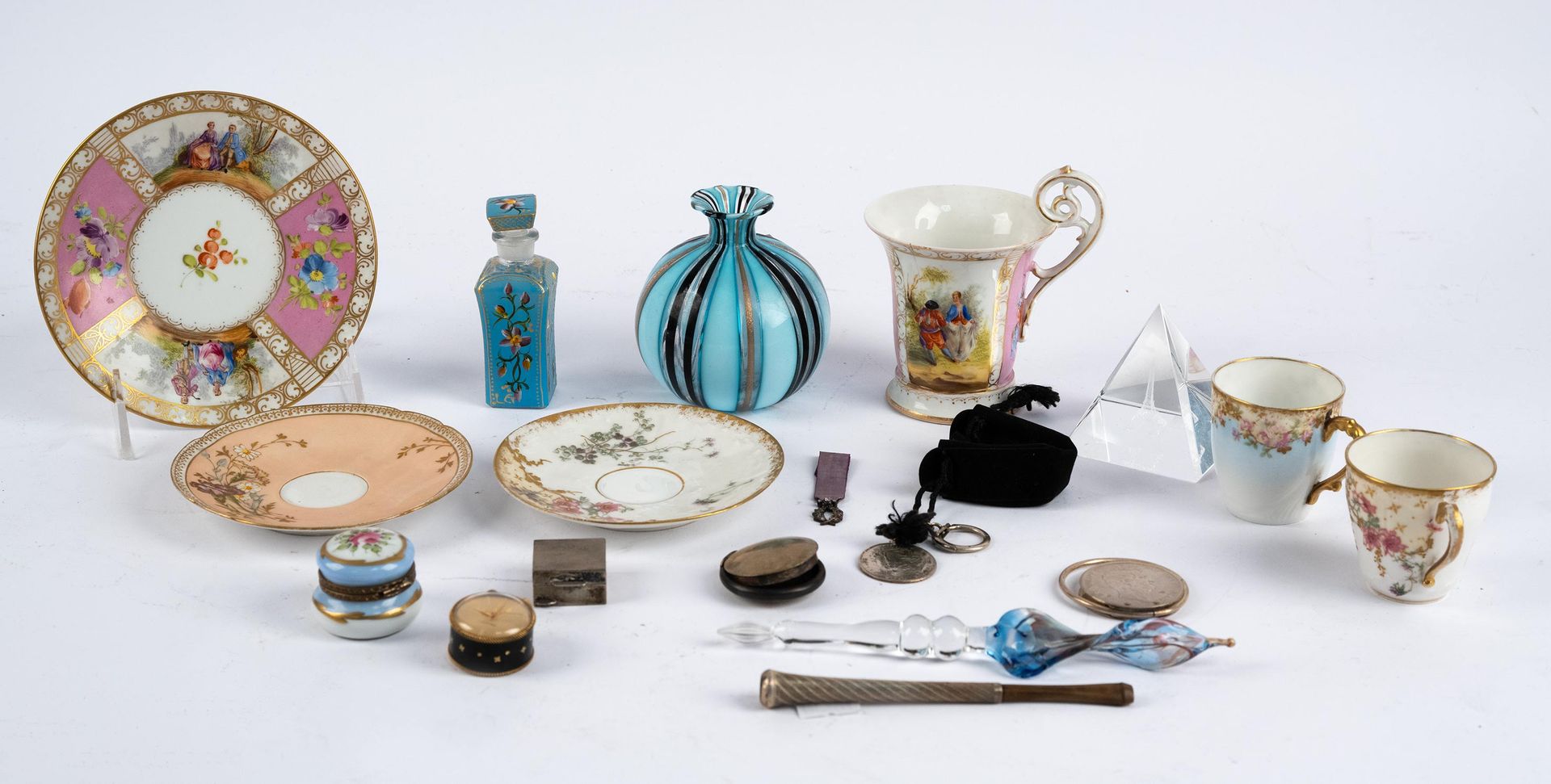 Null 三个利摩日瓷器/德国瓷器杯和碟子，还有一套小的陈列柜，玻璃器皿，陶瓷器皿，包括1枚安装的5法郎银币。