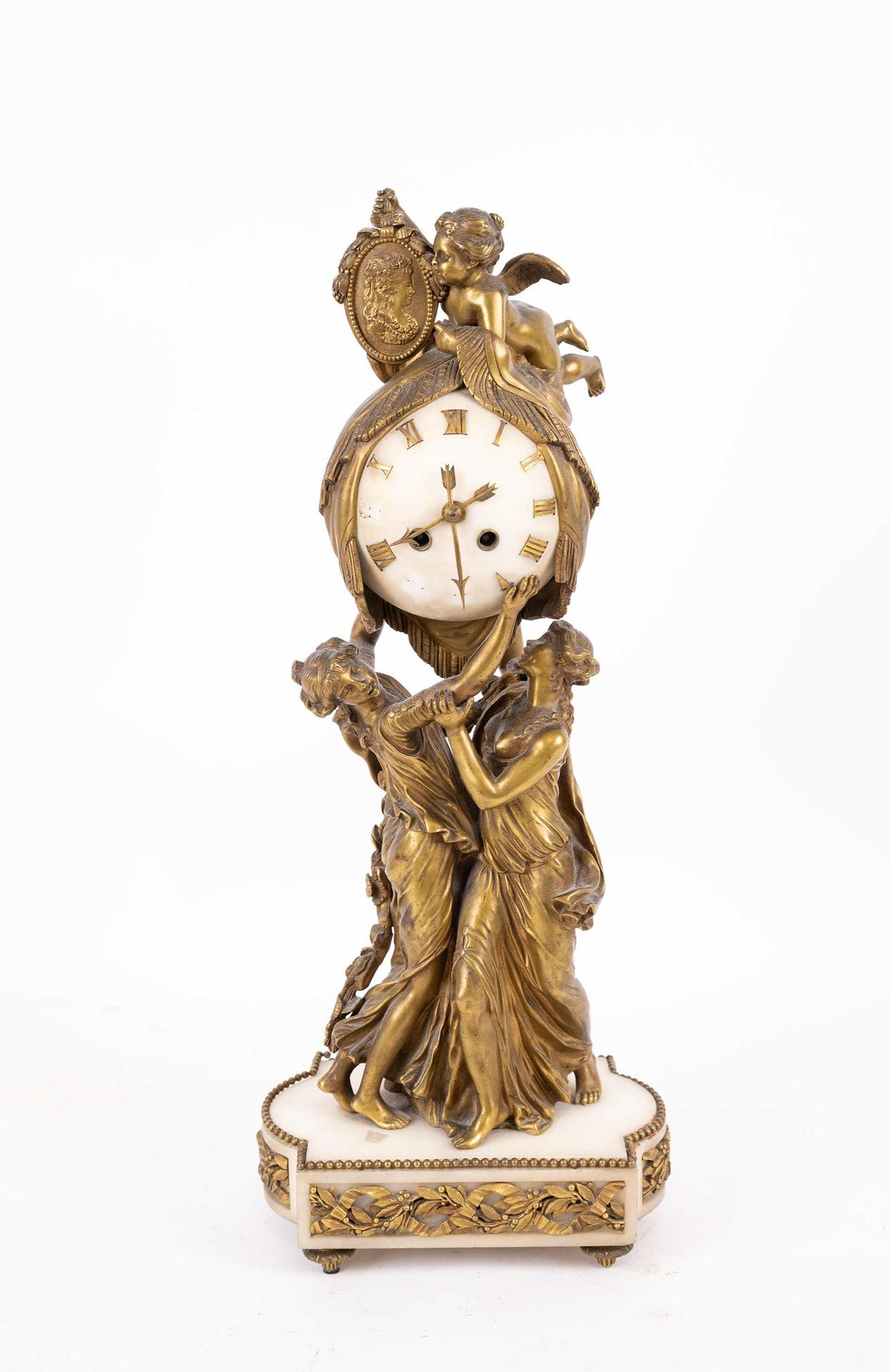 Null Reloj de bronce dorado y mármol blanco, decorado con dos gracias que portan&hellip;