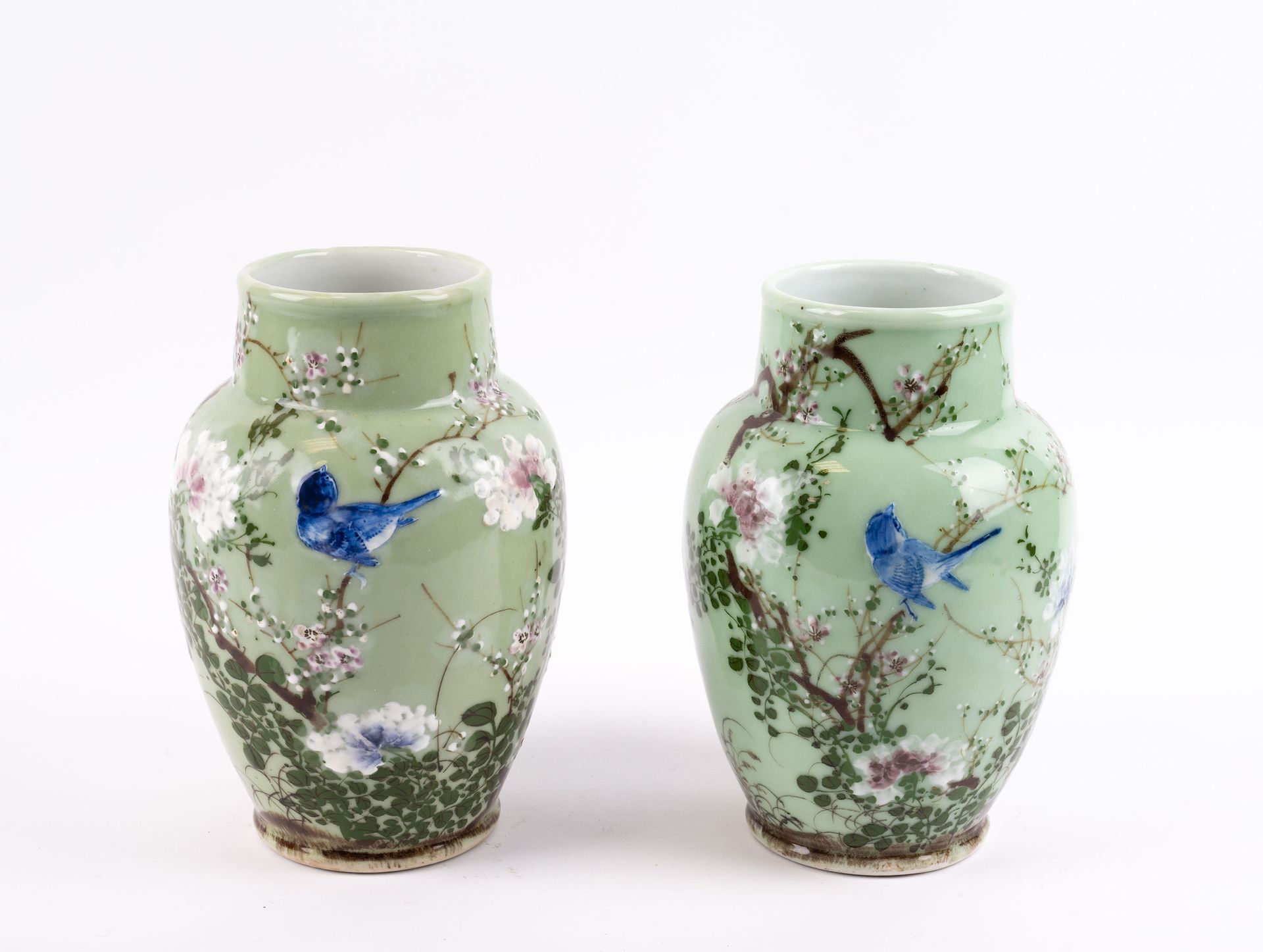 Null CINA (XX secolo), Coppia di vasi in porcellana smaltata con fondo celadon e&hellip;