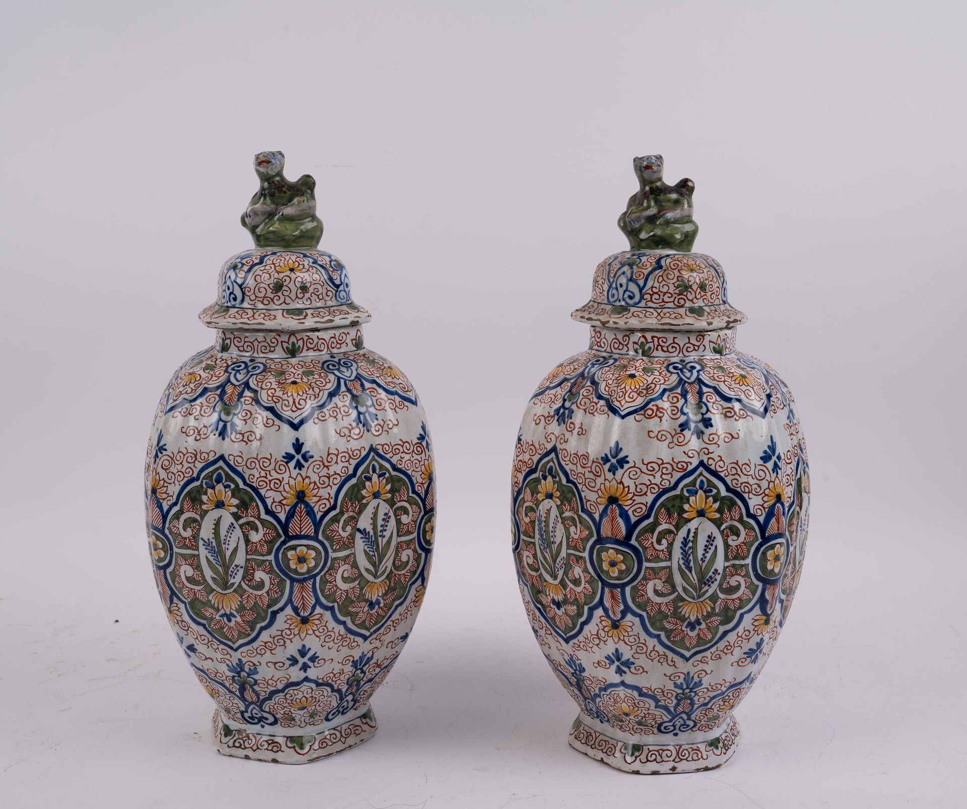 Null DELFT 18世纪，一对带盖陶瓶，大明火多色装饰，把手为卧狮造型，高：37.5厘米