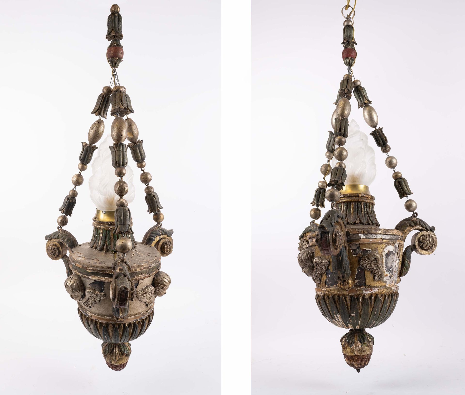 Null Dos lámparas colgantes de madera tallada, moldeada y dorada, plateada y lac&hellip;
