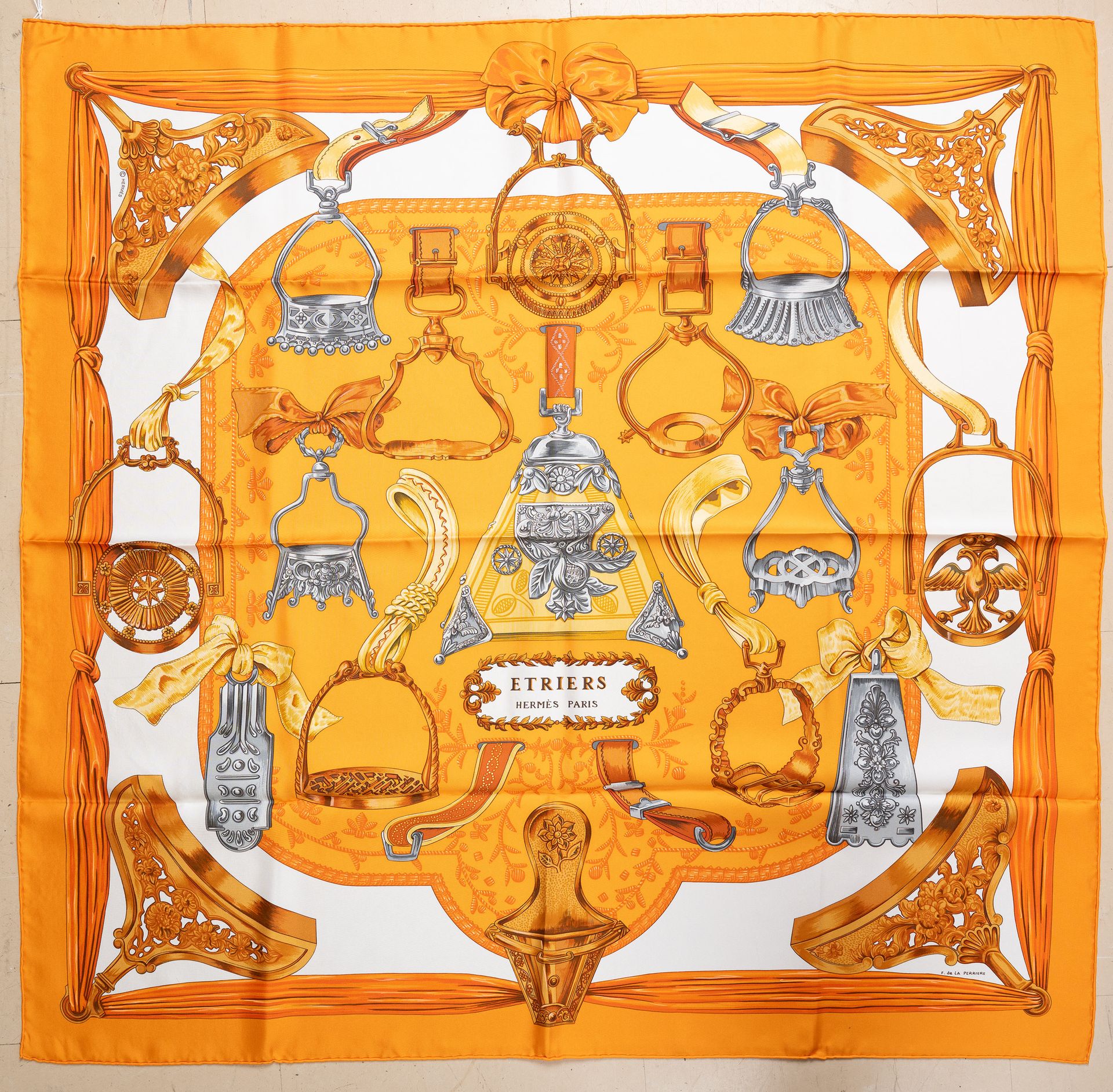 Null HERMES，F. De La Perrière作品 "Etriers "丝绸方巾，完好无损，盒装