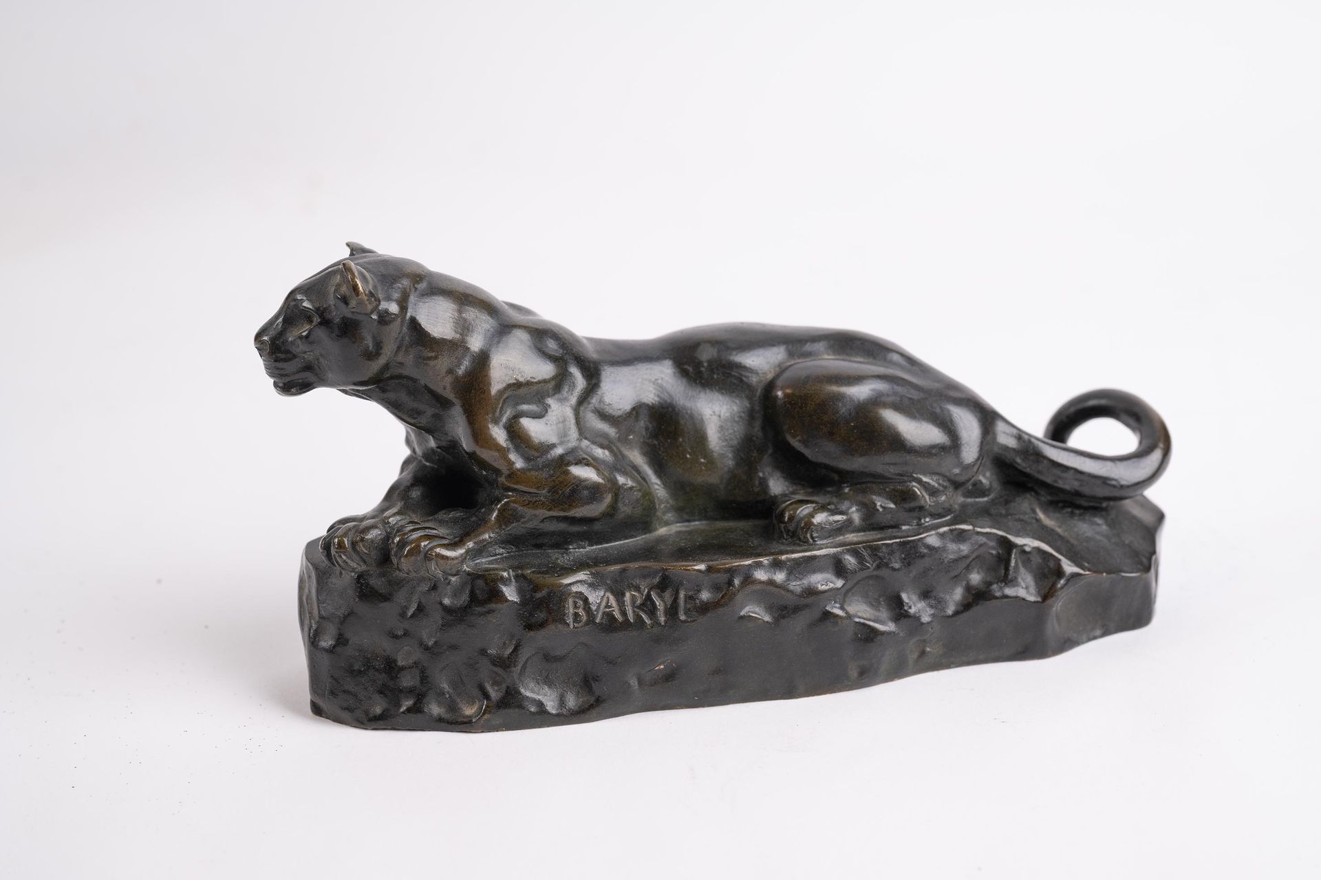 Null Antoine Louis BARYE (1796-1875), Lionne couchée, bronze à patine nuancée, s&hellip;