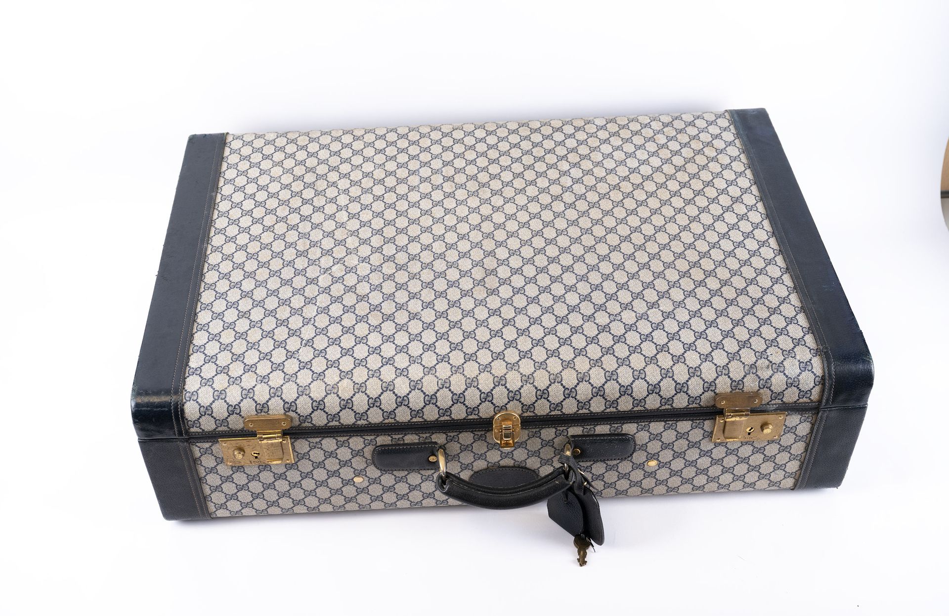 Null GUCCI, Valise en carton toilé siglé et cuir grainé, intérieur garni de tiss&hellip;