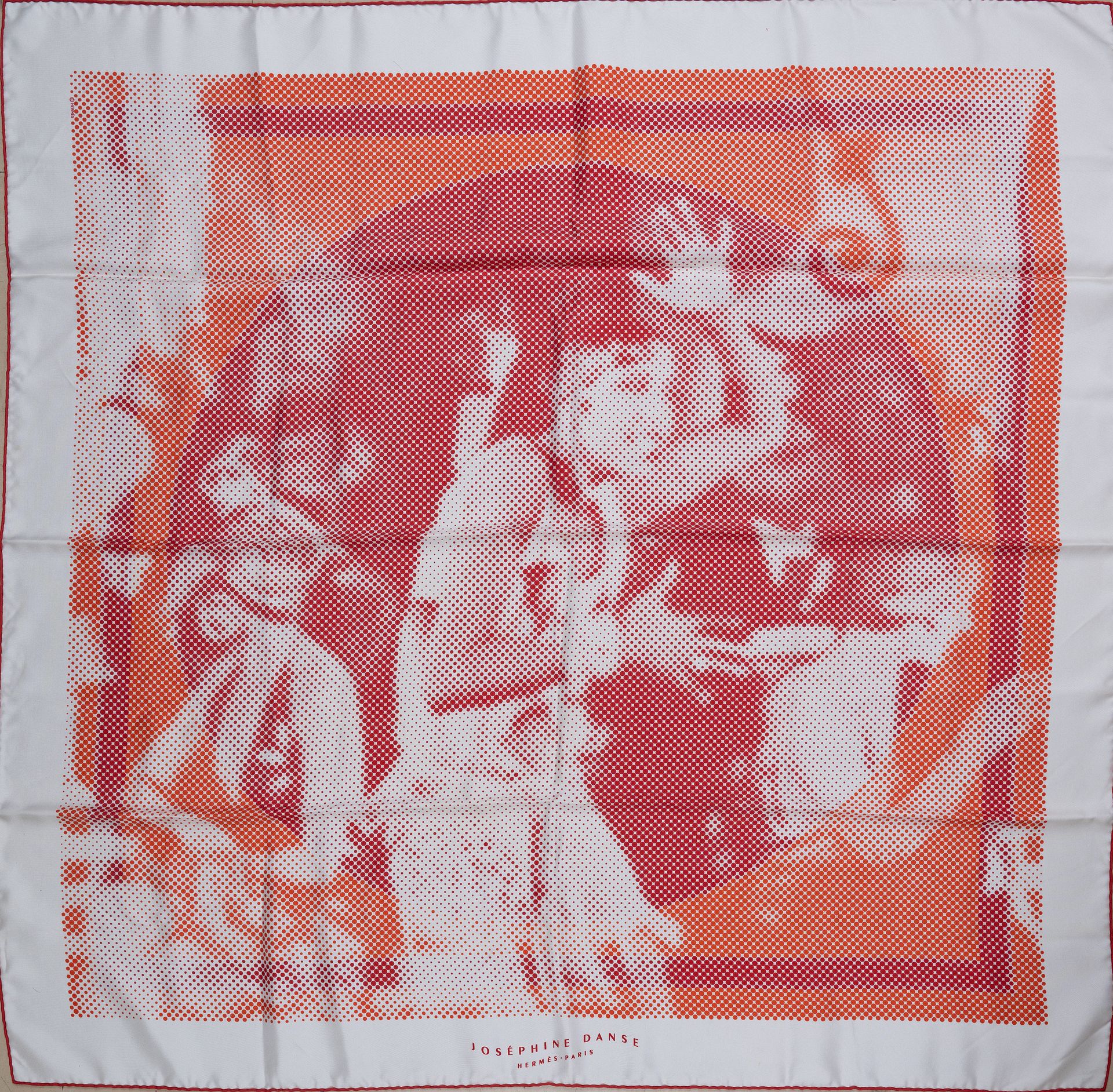 Null HERMES, Carré de soie "Joséphine Danse", édition limitée sur fond rouge, cr&hellip;
