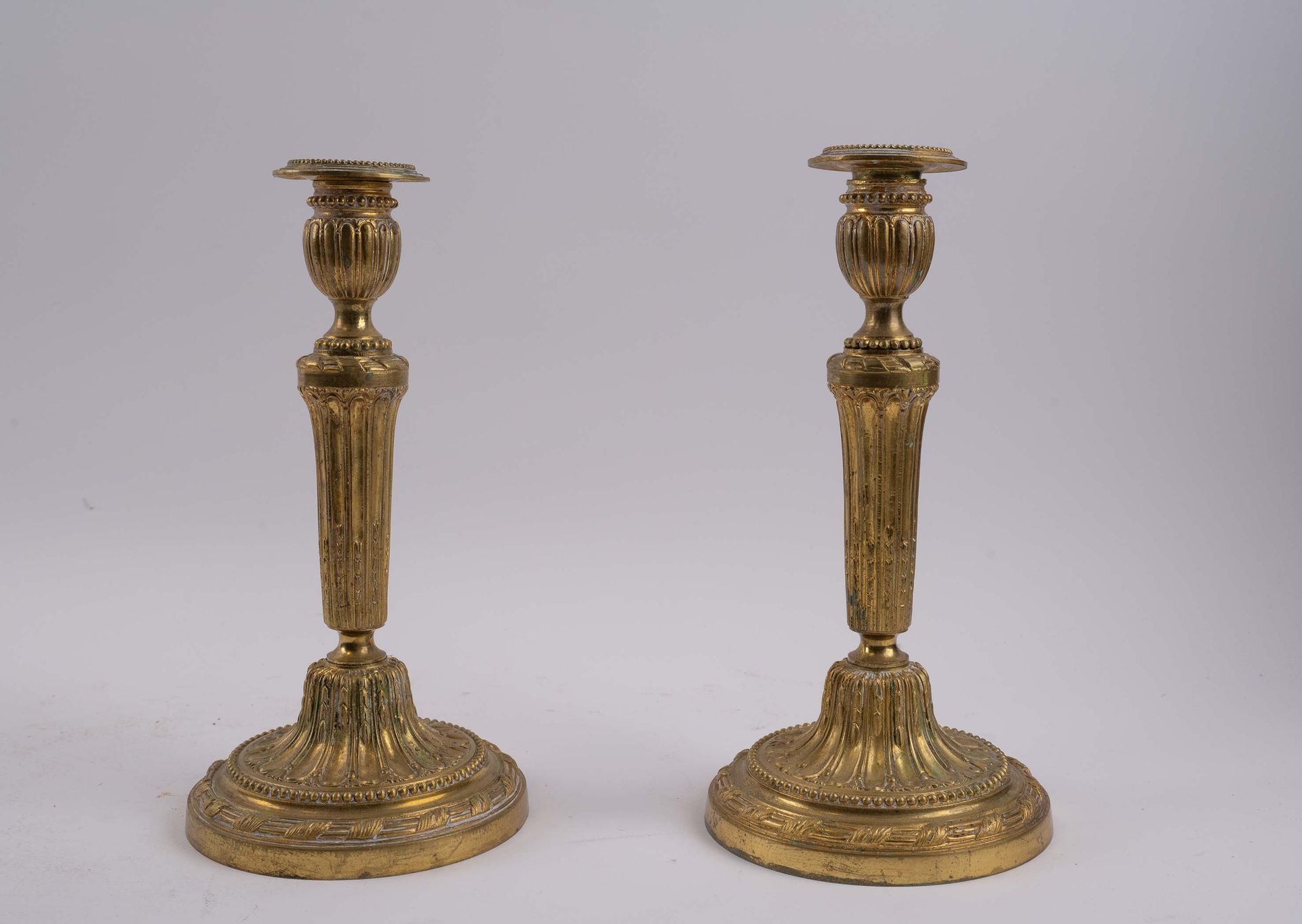 Null Ein Paar Kerzenhalter aus vergoldeter Bronze, spitz zulaufende Schäfte, run&hellip;