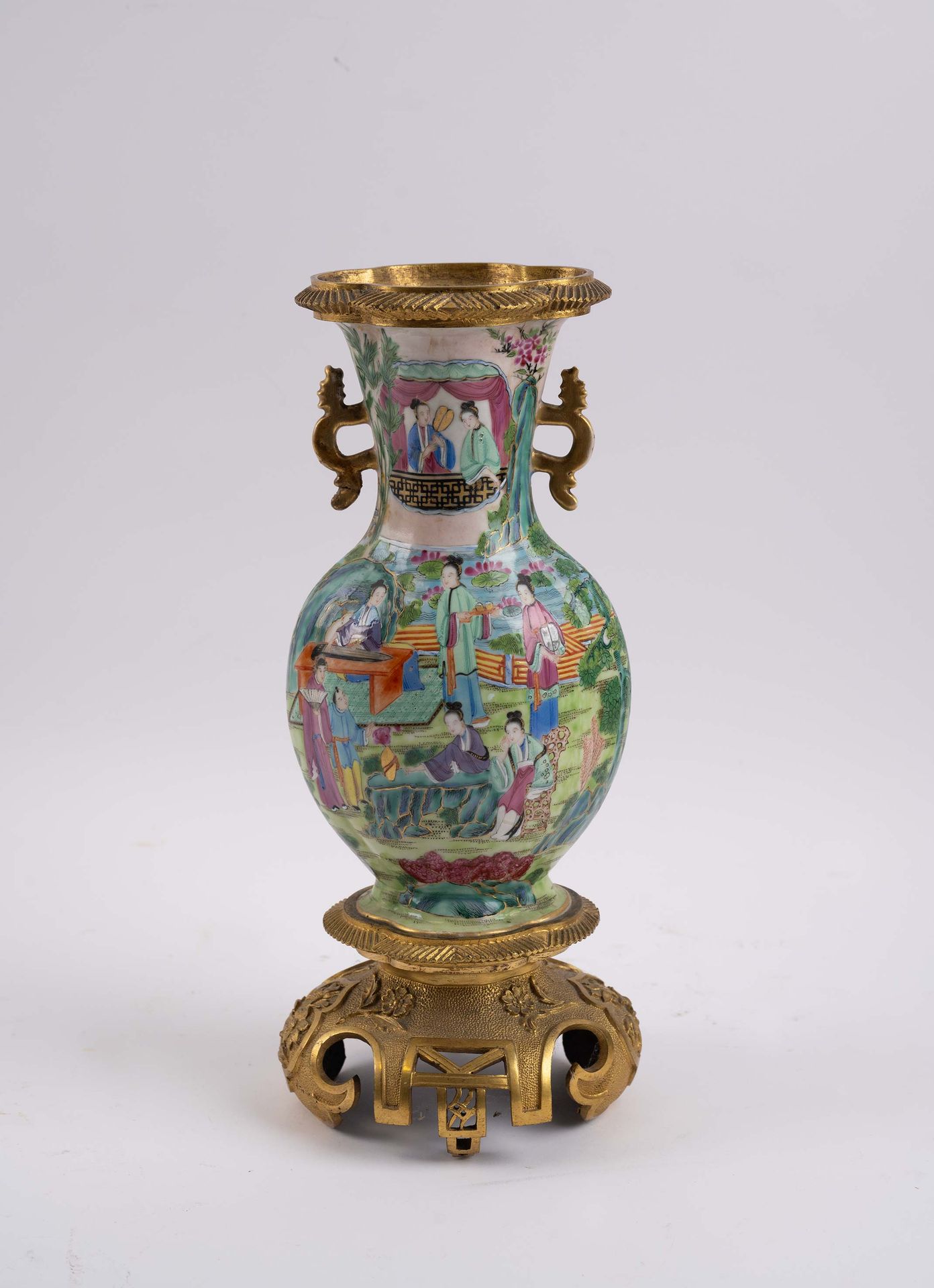 Null China 19. Jh., Balusterförmige, abgeflachte Vase aus polychromem Porzellan &hellip;